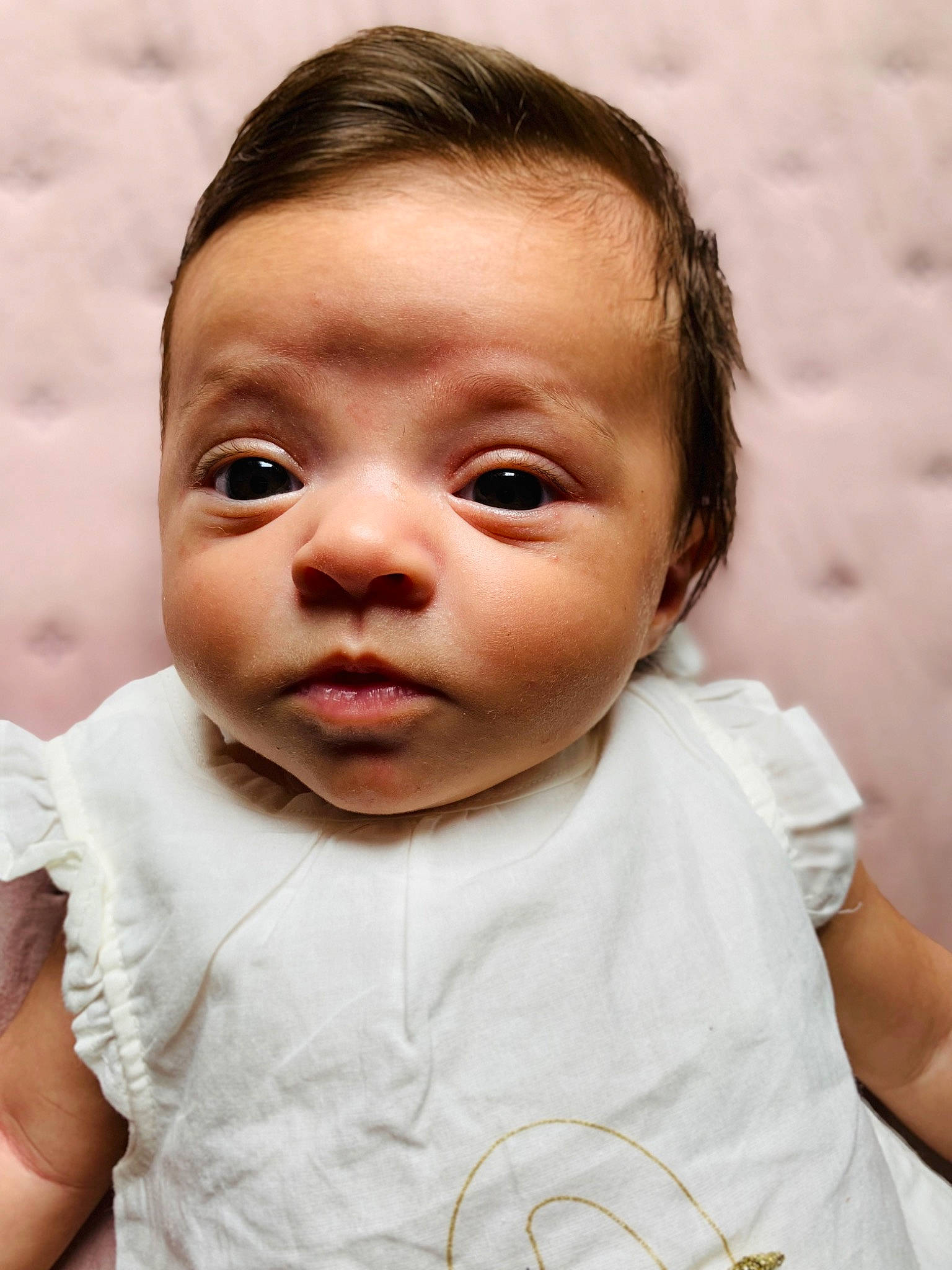 Elvana a rejoint le concours — aidez-le/la à gagner de superbes lots ! baby, baby_toddler_clothing, cheek, chin, comfort, eye, eyebrow, eyelash, face, flash_photography, gesture, happy, head, iris, lip, neck, nose, person, skin, sleeve