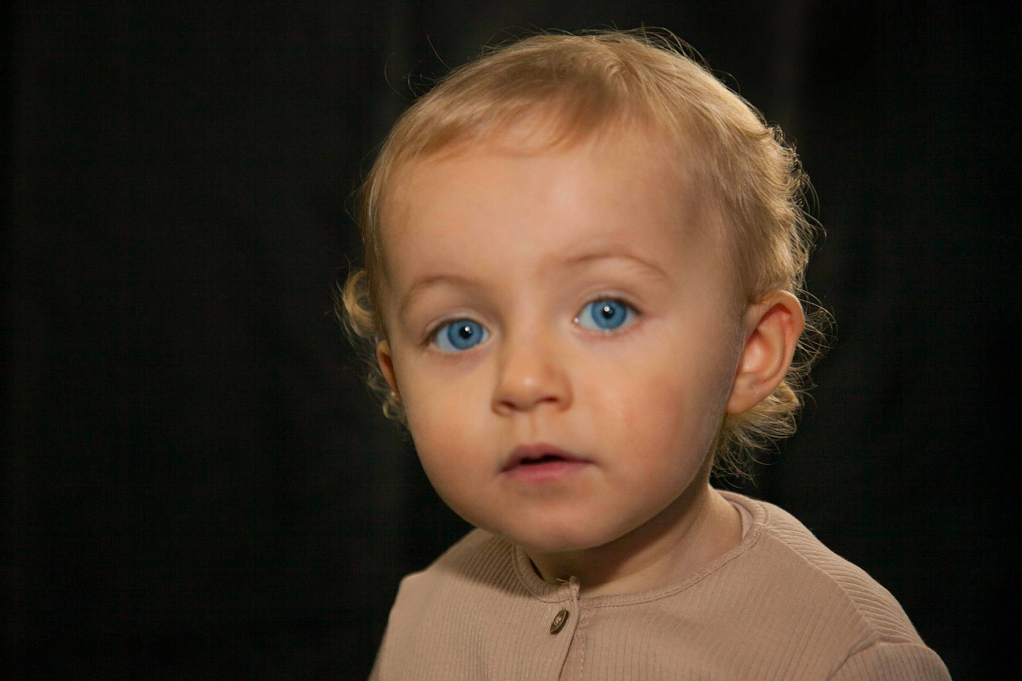 Anna a rejoint le concours — aidez-le/la à gagner de superbes lots ! baby, cheek, child, ear, eye, eyebrow, eyelash, flash_photography, hair, happy, head, human_body, iris, lip, nose, person, skin, smile, toddler, tree