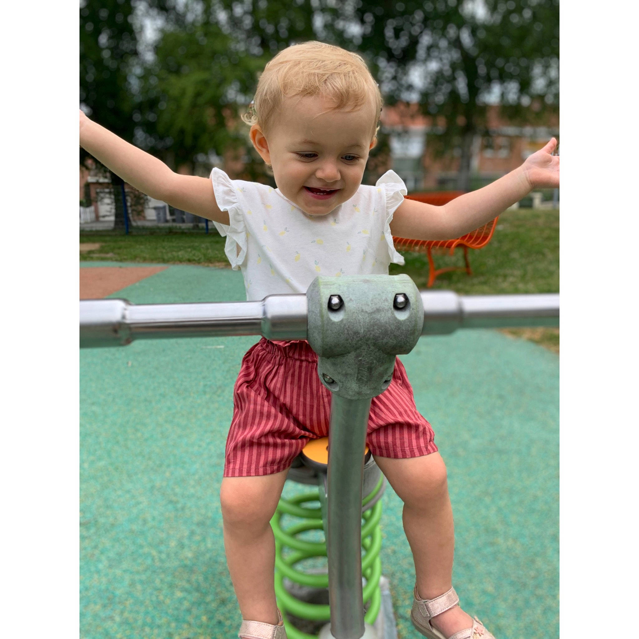 Anna a rejoint le concours — aidez-le/la à gagner de superbes lots ! baby_products, baby_toddler_clothing, child, face, grass, happy, joy, leisure, outdoor_play_equipment, people_in_nature, person, plant, product, recreation, shirt, shorts, smile, summer, swing, t_shirt