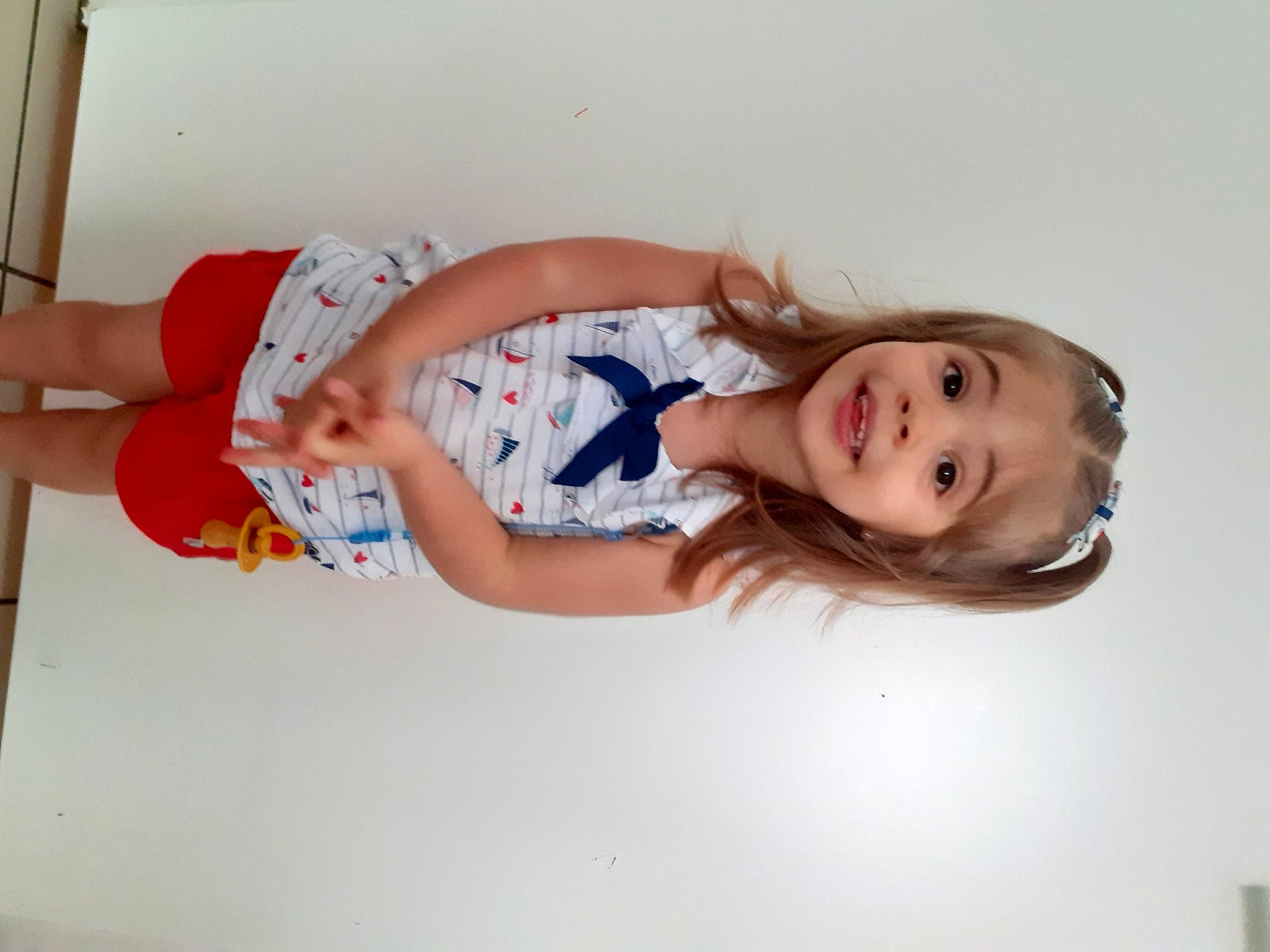 Amy participe au concours pour gagner de l'argent avec cette photo : child, comfort, elbow, electric_blue, flash_photography, fun, happy, human_leg, joy, knee, person, skin, sleeve, smile, t_shirt, thigh, toddler, waist, wrist