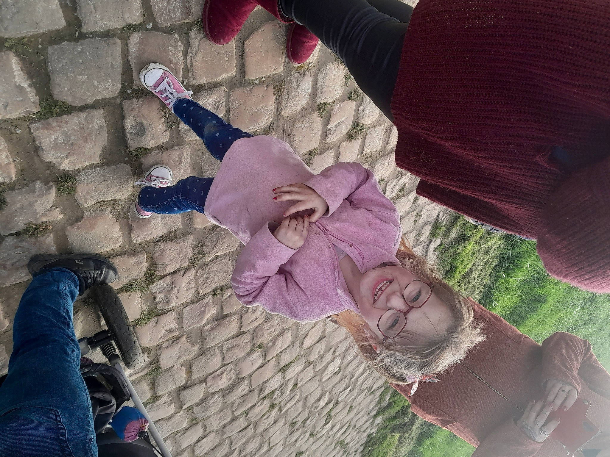 Juliette participe au concours pour gagner de l'argent avec cette photo : eyewear, fashion_accessory, foot, fun, gesture, grass, happy, human_leg, joy, leisure, magenta, pattern, person, photograph, pink, plant, purple, road_surface, sitting, textile