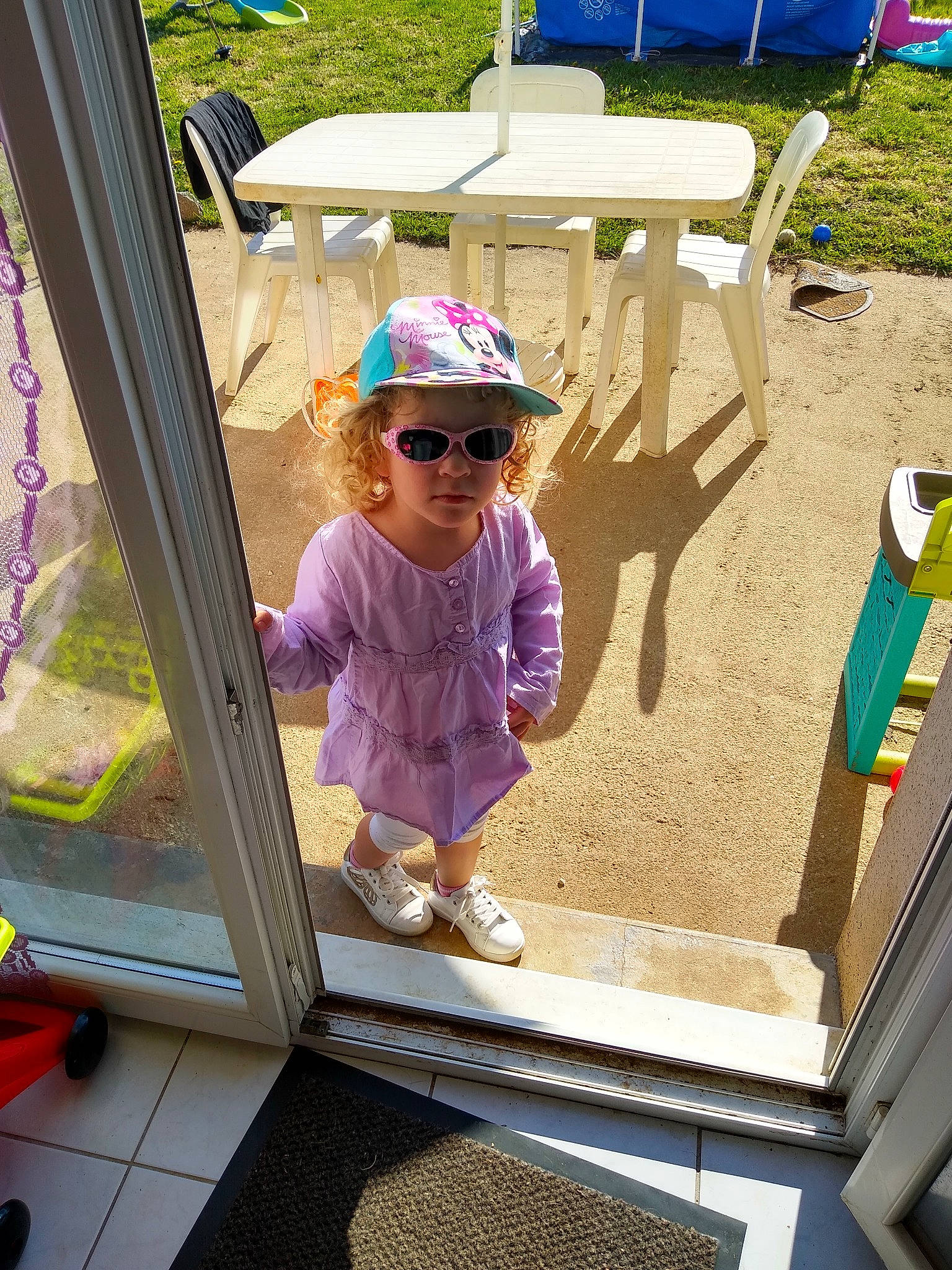 Naomie participe au concours pour gagner de l'argent avec cette photo : child, fun, games, leisure, person, plant, play, playground, recreation, summer, sun_hat, technology, toddler, tree, vacation