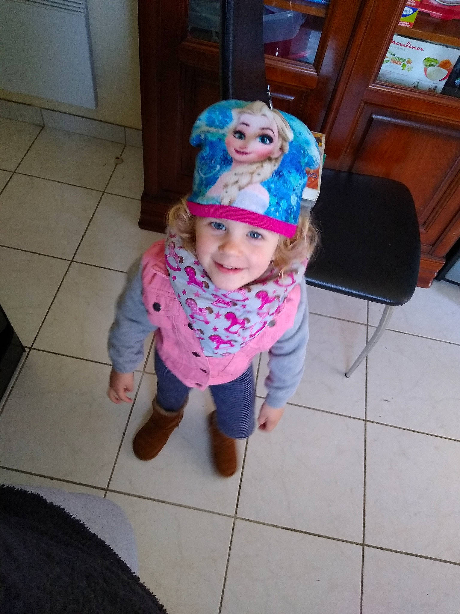 Naomie a rejoint le concours — aidez-le/la à gagner de superbes lots ! child, costume, electronic_device, floor, fun, headgear, headwear, joy, person, toddler