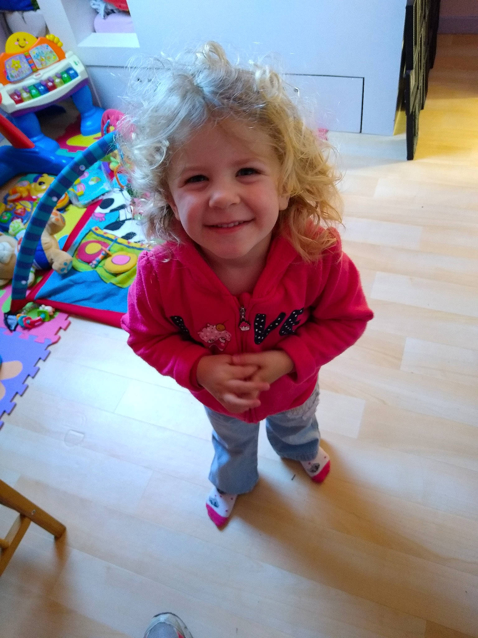 Naomie a rejoint le concours — aidez-le/la à gagner de superbes lots ! baby, cheek, child, floor, fun, joy, person, play, sitting, smile, standing, toddler