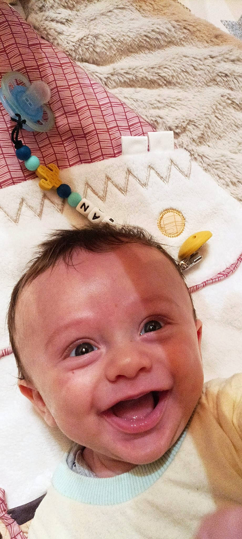 Jean participe au concours pour gagner de l'argent avec cette photo : baby, baby_laughing, cheek, ear, eye, eyebrow, eyelash, forehead, fun, gesture, happy, linens, lip, mouth, nose, person, pink, skin, smile, textile