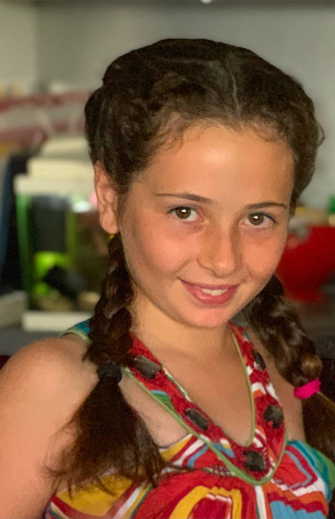 Marylou participe au concours pour gagner de l'argent avec cette photo : black_hair, brown_hair, chin, event, eyebrow, eyelash, facial_expression, fashion_design, forehead, fun, hairstyle, happy, iris, joy, lip, long_hair, neck, nose, person, skin