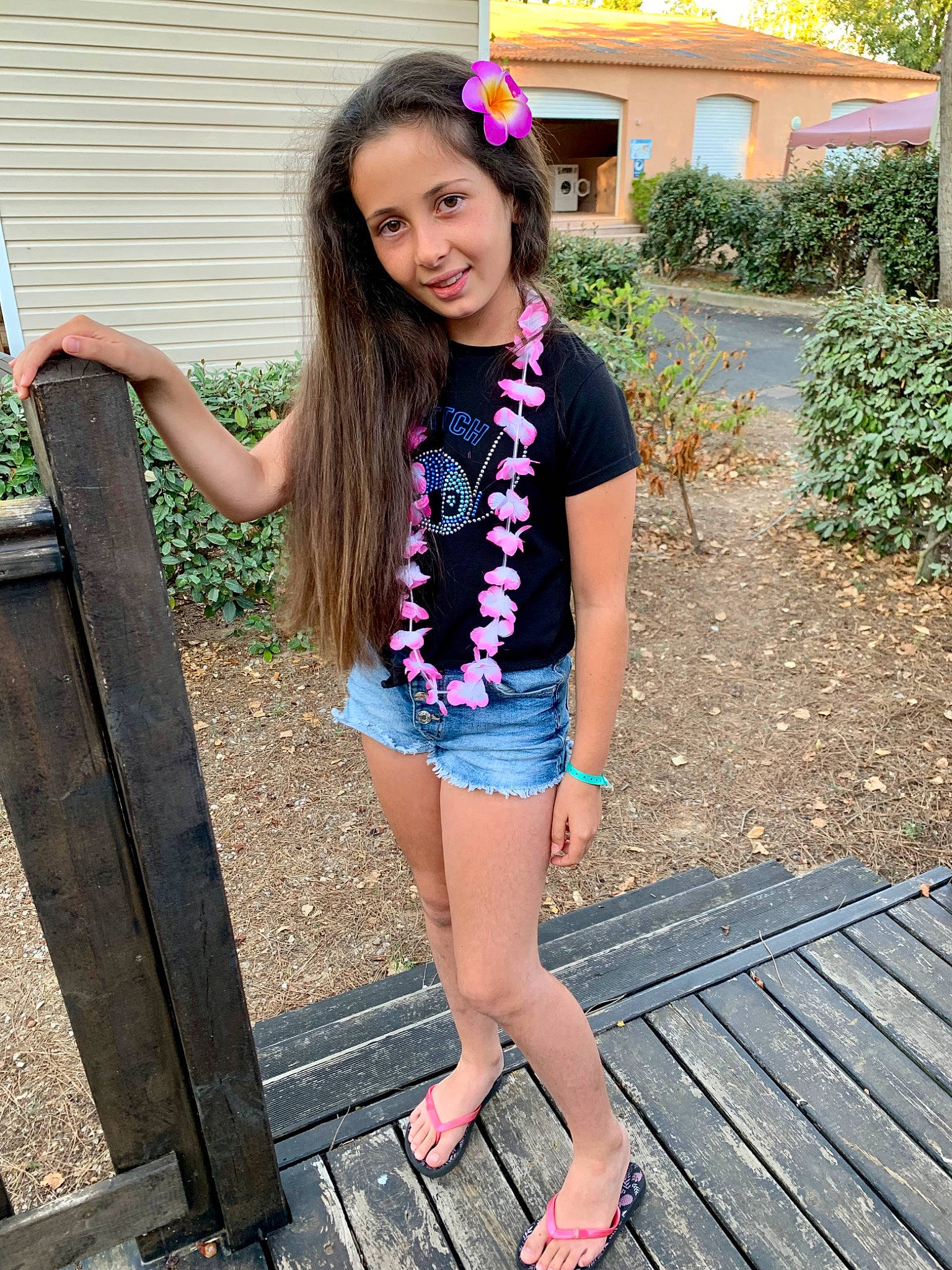 Marylou participe au concours pour gagner de l'argent avec cette photo : black_hair, denim, grass, hair, happy, human_body, joy, knee, leisure, long_hair, magenta, neck, person, pink, plant, shoulder, smile, street_fashion, thigh, tree