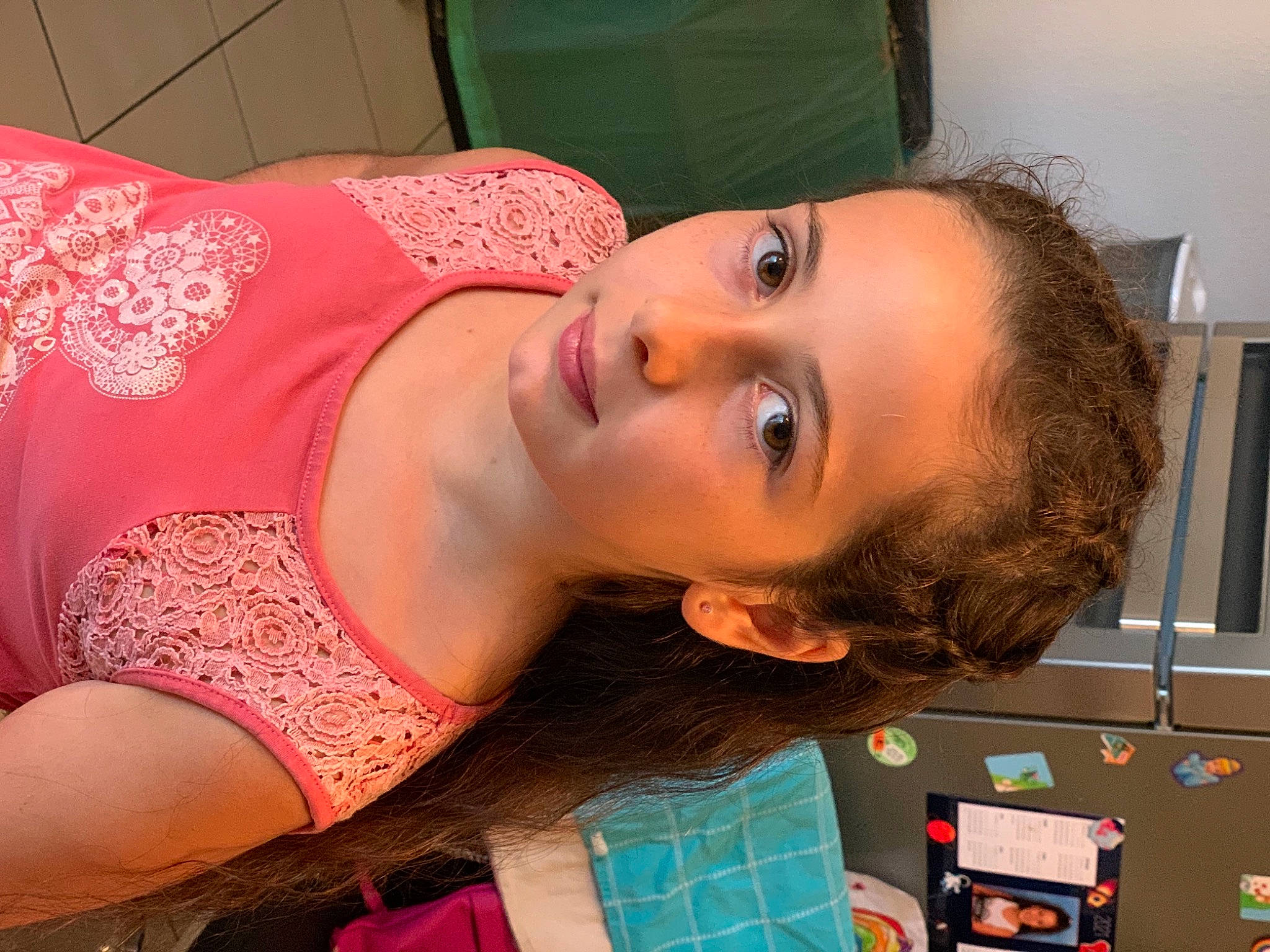 Marylou participe au concours pour gagner de l'argent avec cette photo : abdomen, blurred, chest, elbow, eyebrow, eyelash, fashion_design, human_leg, lip, magenta, mouth, neck, nose, pattern, person, room, skin, tablet_computer, thigh, throat