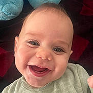 Aaron a rejoint le concours — aidez-le/la à gagner de superbes lots ! baby, smile, face, eyes, infant, cute, happy, clothing, plush_toy, background, blanket, closeup, child, portrait, eyelashes, mouth, skin, head, indoors, expression