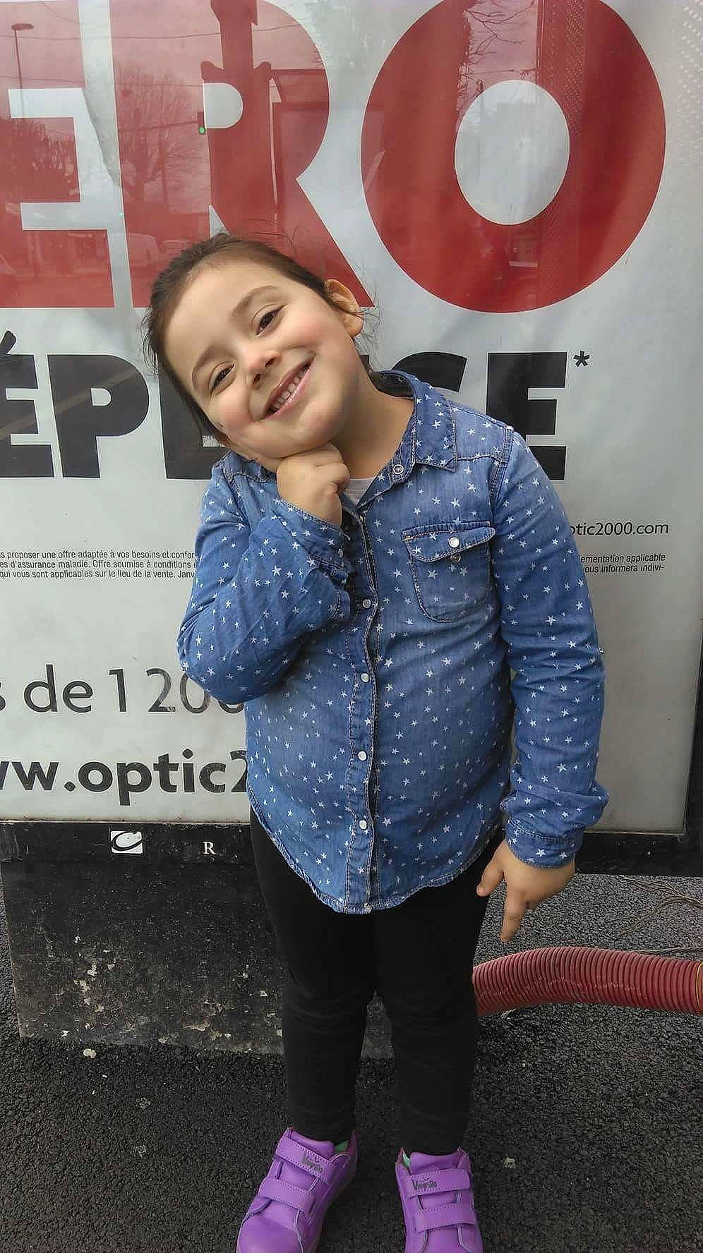 Mariana a rejoint le concours — aidez-le/la à gagner de superbes lots ! beauty, cool, denim, fashion, flooring, fun, girl, jeans, joy, outerwear, pattern, product, shoulder, smile, socialite, standing, tv_personality