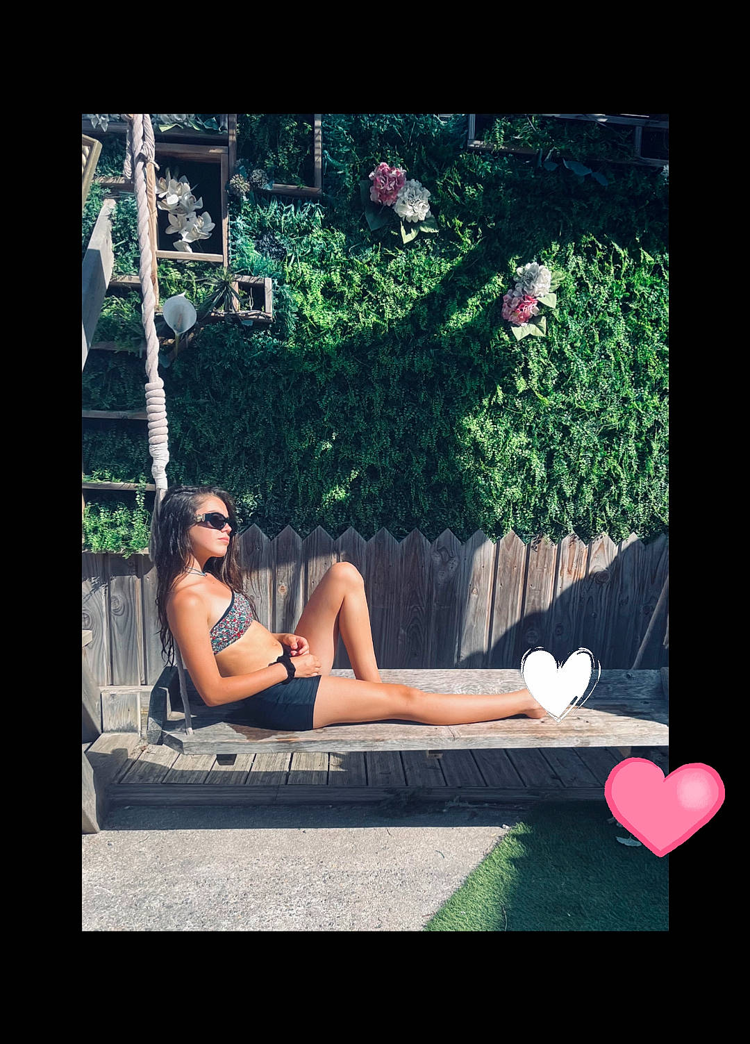 Tiana participe au concours pour gagner de l'argent avec cette photo : advertising, display_device, electronic_device, eyewear, flash_photography, grass, human_leg, landscape, leisure, magenta, person, petal, plant, rectangle, shoe, sitting, sunglasses, technology, thigh, tints_and_shades