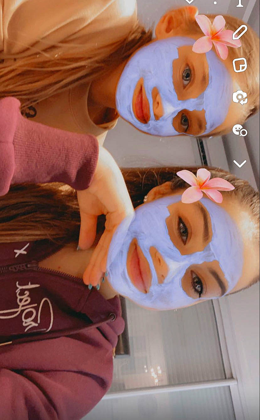 Tiana a rejoint le concours — aidez-le/la à gagner de superbes lots ! art, beauty, cheek, child, eyebrow, eyelash, hair, hair_coloring, happy, lip, mouth, nose, orange, pattern, peach, person, pink, plant, room, textile