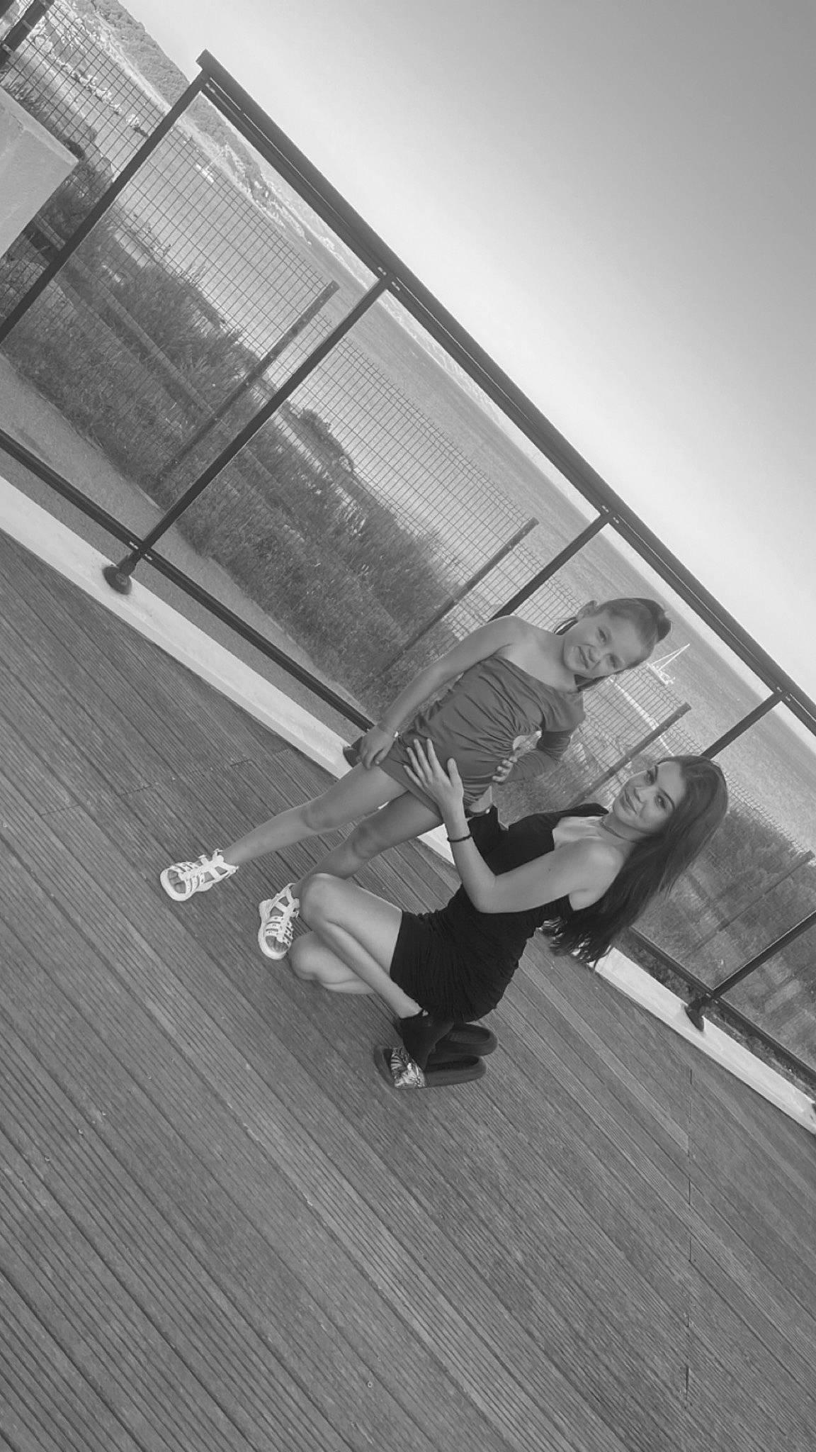 Tiana a rejoint le concours — aidez-le/la à gagner de superbes lots ! balance, black_and_white, building, ceiling, flash_photography, flooring, grey, hardwood, house, human_leg, joy, monochrome, monochrome_photography, person, physical_fitness, sky, stairs, style, symmetry, tints_and_shades