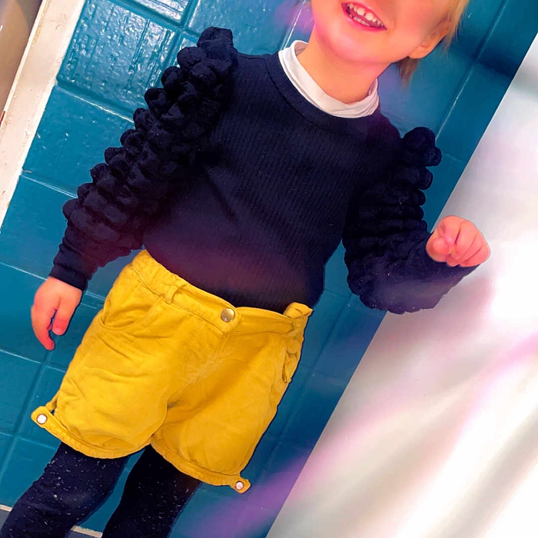 Hilyana a rejoint le concours — aidez-le/la à gagner de superbes lots ! bodypart, child, clothing, face, female, finger, footwear, girl, hand, head, knitwear, longsleeve, pants, person, photography, portrait, shoe, shorts, sleeve, sweater