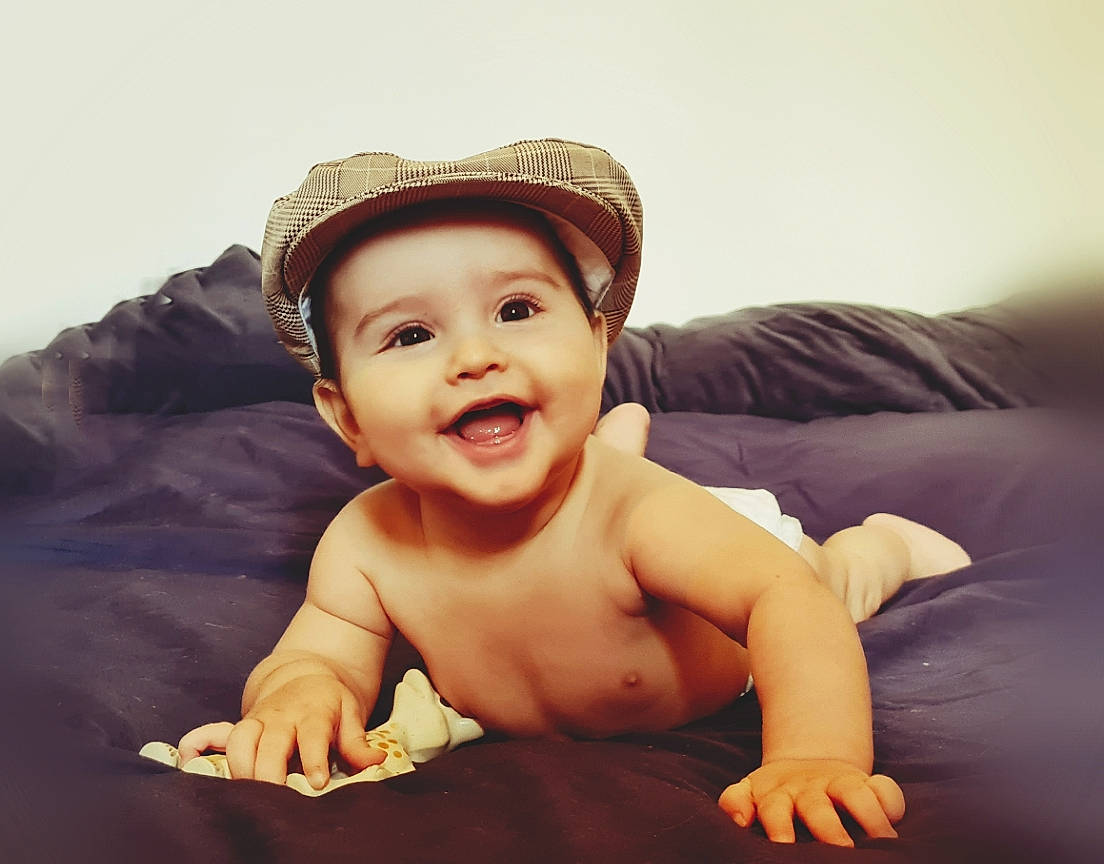 Youri a rejoint le concours — aidez-le/la à gagner de superbes lots ! baby, baby_toddler_clothing, cap, child, comfort, costume_hat, fashion_accessory, finger, flash_photography, fun, gesture, happy, hat, headwear, human_body, lip, muscle, person, skin, smile