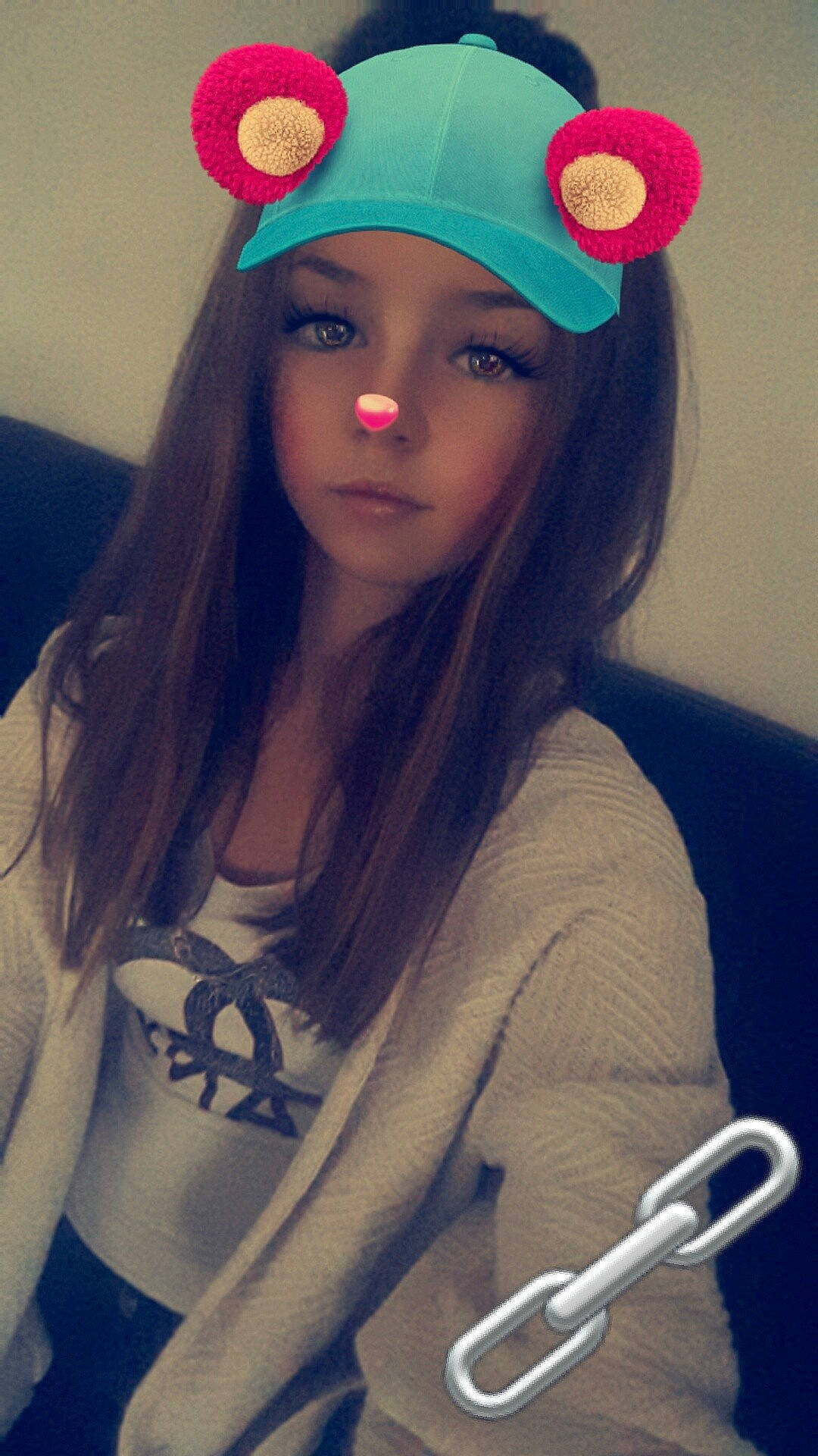 Kimberly participe au concours pour gagner de l'argent avec cette photo : beanie, beauty, brown_hair, cap, cool, fashion_accessory, fun, girl, hair_accessory, hair_coloring, hat, headgear, headwear, human_hair_color, lip, long_hair, person, pink