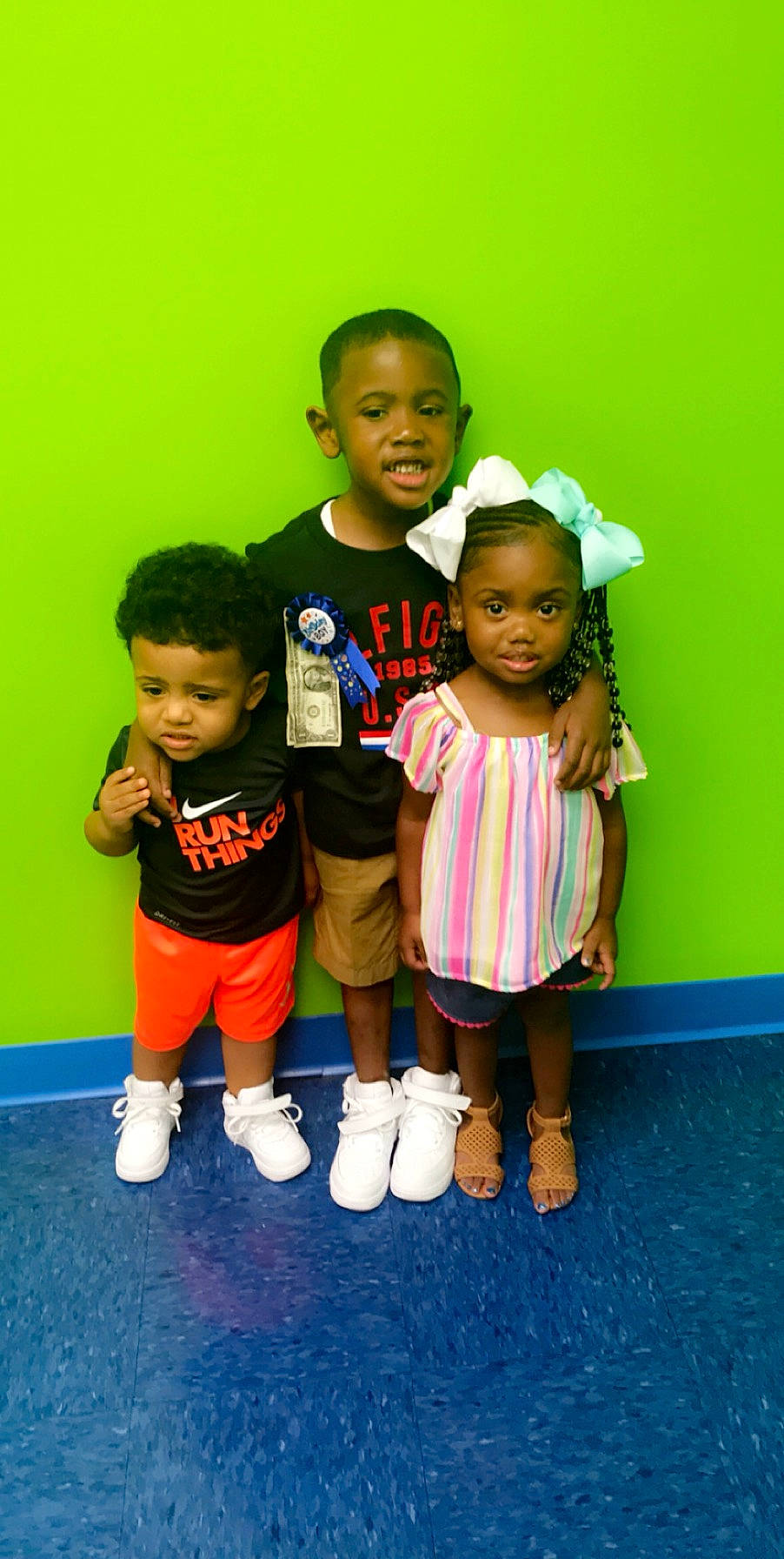 Rayleigh is registered to the contest to win money with this photo: child, daughter, fun, happy, person, play, sibling, smile, t_shirt, toddler