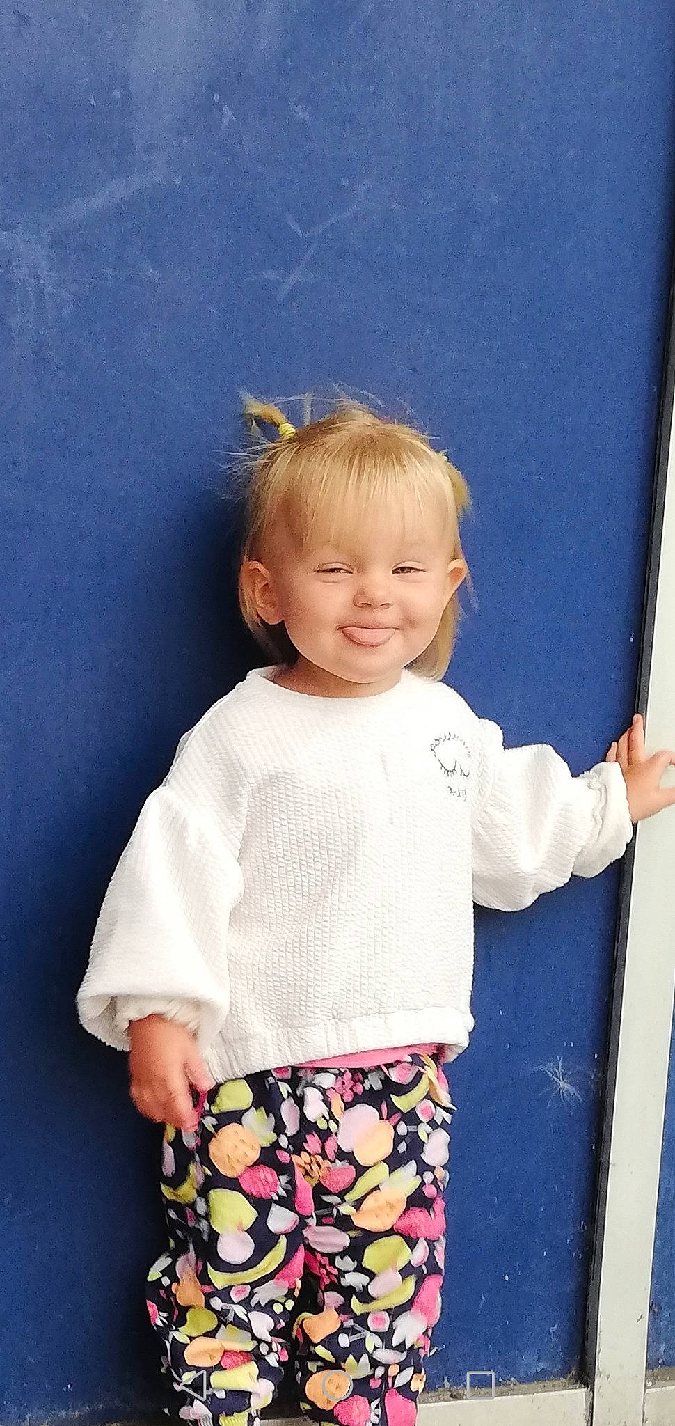 Lily a rejoint le concours — aidez-le/la à gagner de superbes lots ! arm, baby, baby_toddler_clothing, child, face, gesture, hair, hairstyle, hand, happy, head, human_body, joy, pattern, person, shoulder, sleeve, smile, standing, t_shirt