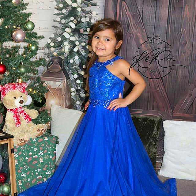 Maylah a rejoint le concours — aidez-le/la à gagner de superbes lots ! adult, bride, christmas, christmasdecorations, clothing, dress, eveningdress, face, fashion, female, festival, formalwear, gown, head, lady, person, plant, wedding, weddinggown, woman
