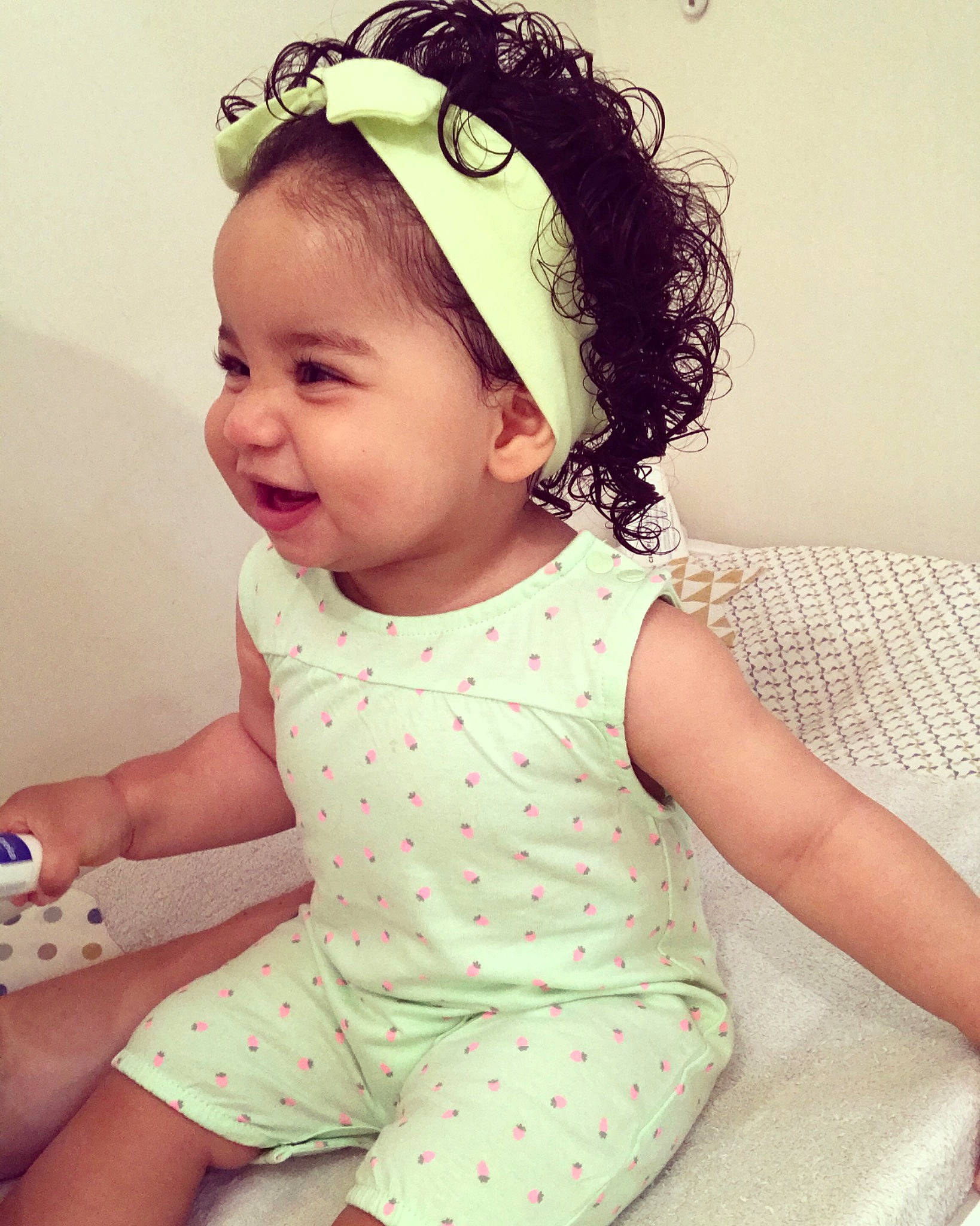 Emmy a rejoint le concours — aidez-le/la à gagner de superbes lots ! baby_toddler_clothing, cheek, chin, clothing, cool, eye, face, happy, head, iris, lip, neck, person, pink, shoulder, skin, sleeve, smile, standing, toddler