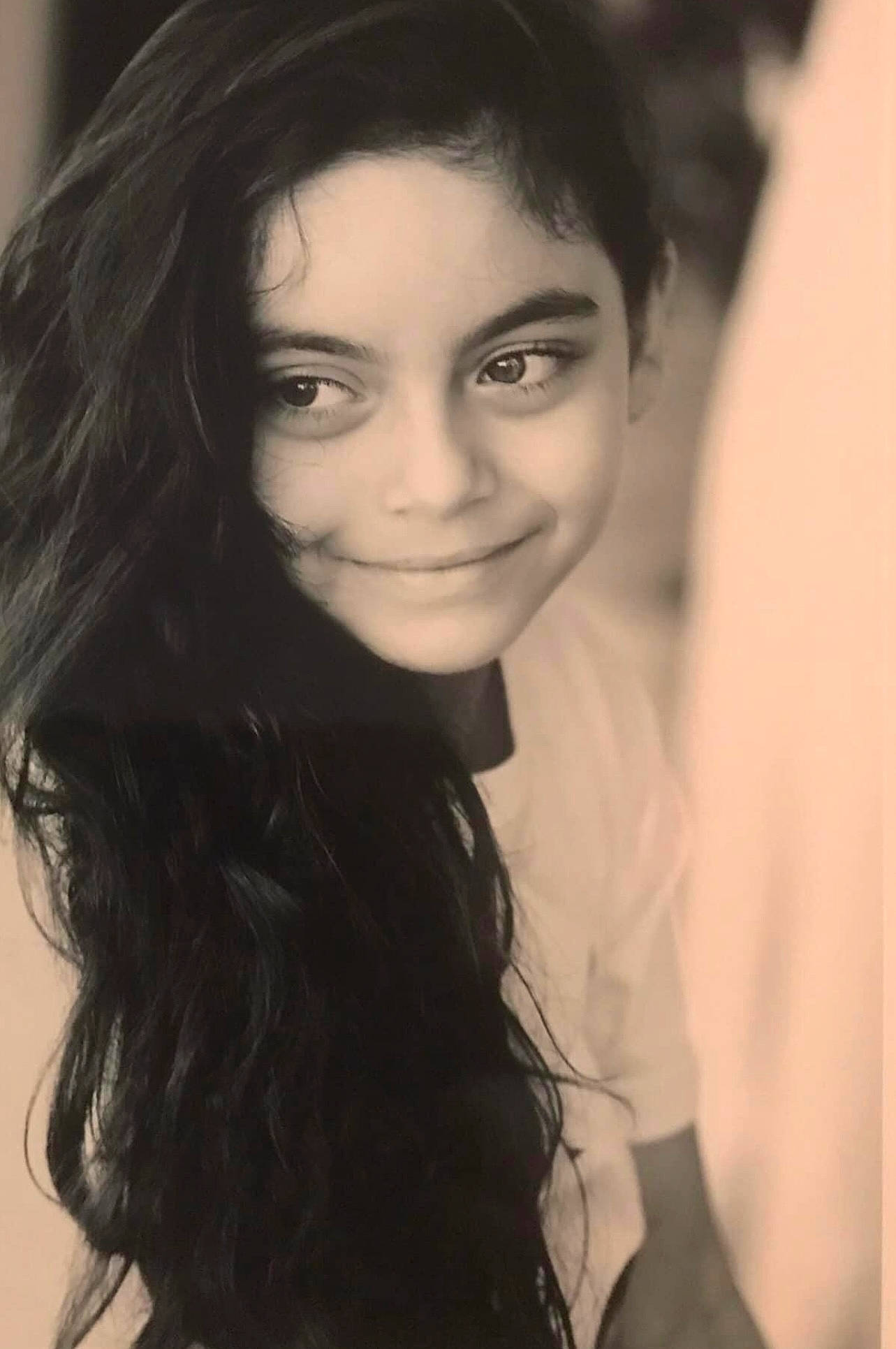 Lilya participe au concours pour gagner de l'argent avec cette photo : brown_hair, cheek, eye, eyebrow, eyelash, fashion_design, flash_photography, hair, happy, iris, jaw, joy, layered_hair, lip, long_hair, makeover, monochrome, monochrome_photography, person, shoulder