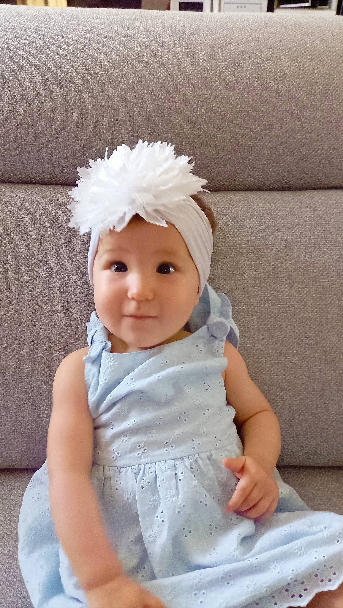 Mya a rejoint le concours — aidez-le/la à gagner de superbes lots ! baby, baby_toddler_clothing, child, dress, embellishment, eye, eyelash, fashion_accessory, hair_accessory, happy, head, headband, headpiece, headwear, iris, pattern, person, pink, skin, sleeve