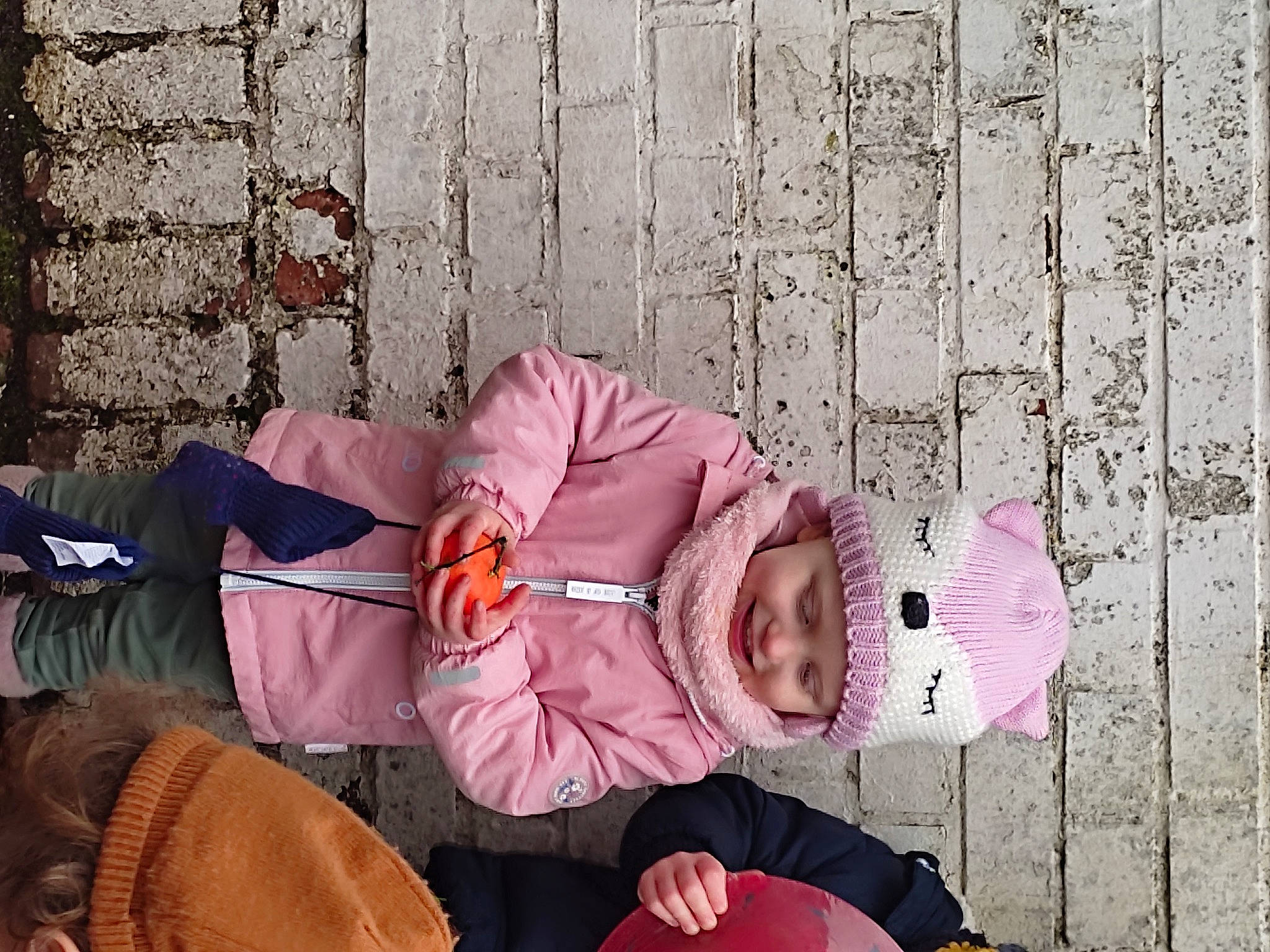 Louise participe au concours pour gagner de l'argent avec cette photo : baby, brick, carmine, child, costume, fun, hat, headgear, headwear, joy, magenta, person, pink, purple, red, room, sitting, textile, toddler, wood