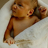 Chloé participe au concours pour gagner de l'argent avec cette photo : baby, infant, blanket, wrapped, soft_texture, skin, face, hand, newborn, cute, sleepy, warm, cozy, portrait, child, resting, indoors, young, human, expression