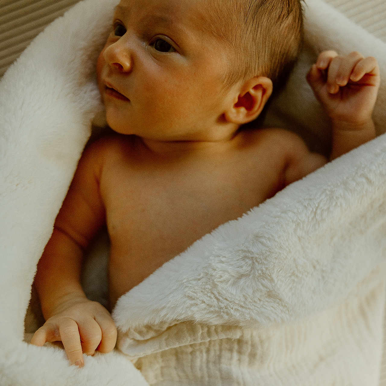 Chloé participe au concours pour gagner de l'argent avec cette photo : baby, infant, blanket, wrapped, soft_texture, skin, face, hand, newborn, cute, sleepy, warm, cozy, portrait, child, resting, indoors, young, human, expression