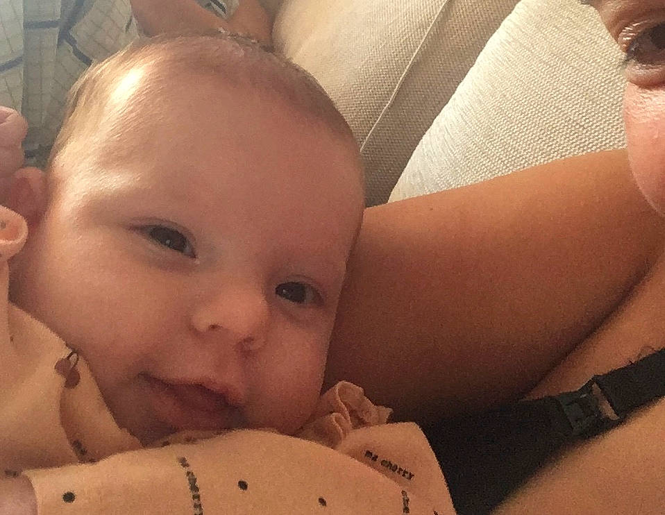 Océane a rejoint le concours — aidez-le/la à gagner de superbes lots ! arm, cheek, chin, comfort, ear, eyebrow, eyelash, facial_expression, hairstyle, happy, head, human, iris, lip, mammal, mouth, muscle, nose, organ, person