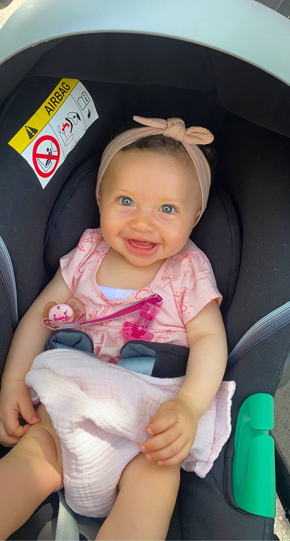 Nayah a rejoint le concours — aidez-le/la à gagner de superbes lots ! auto_part, baby, baby_in_car_seat, baby_products, baby_toddler_clothing, car_seat, cheek, child, comfort, fun, happy, human_leg, joy, knee, lap, person, sitting, skin, smile, thigh