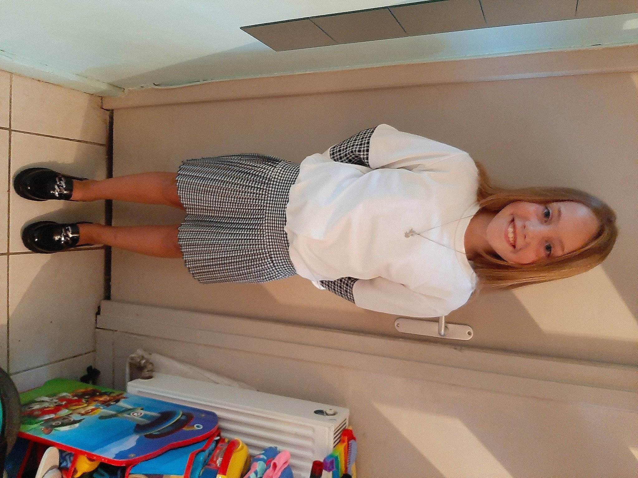 Maëlya a rejoint le concours — aidez-le/la à gagner de superbes lots ! cabinetry, ceiling, comfort, drawer, elbow, floor, flooring, hardwood, house, human_leg, interior_design, joy, leg, linens, major_appliance, person, room, shelving, smile, thigh