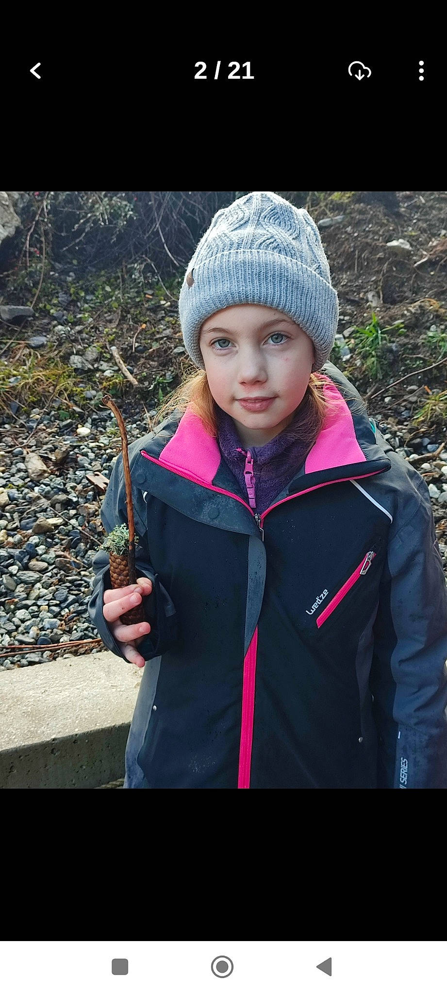 Maëlya participe au concours pour gagner de l'argent avec cette photo : cap, child, cool, electric_blue, face, freezing, glove, grass, happy, headgear, headwear, hood, jacket, knit_cap, leisure, magenta, people_in_nature, person, plant, sleeve