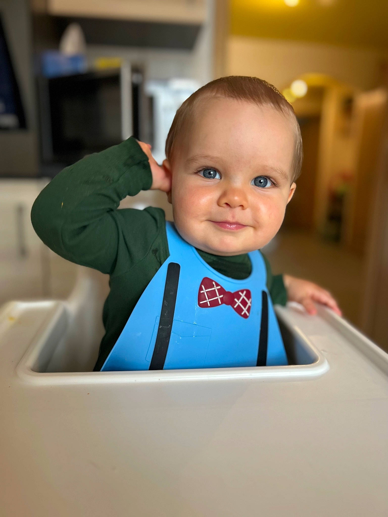 Luka participe au concours pour gagner de l'argent avec cette photo : automotive_design, baby, baby_products, baby_toddler_clothing, cheek, child, comfort, electric_blue, happy, joy, person, personal_luxury_car, room, shelf, sitting, sleeve, t_shirt, toddler