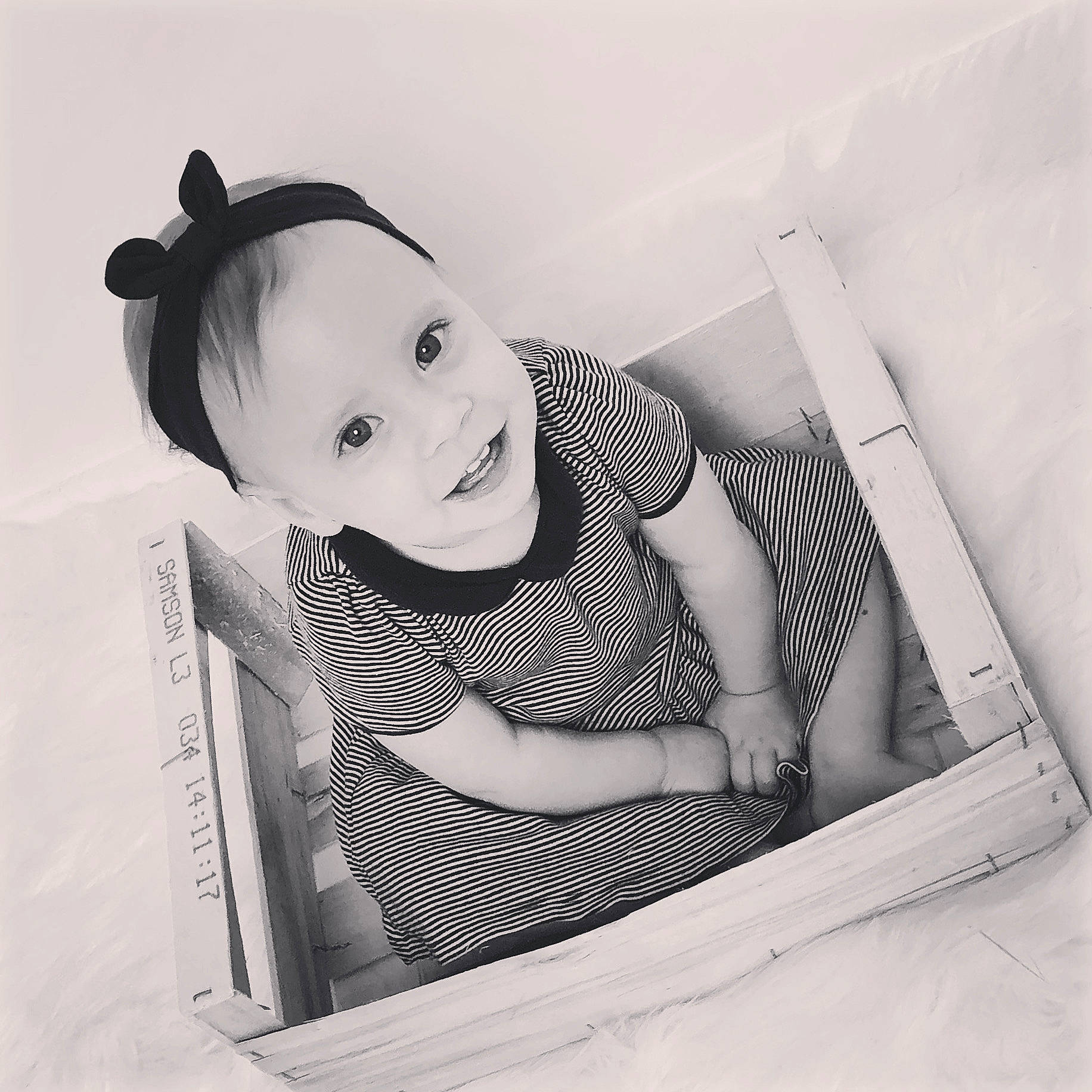 Thea a rejoint le concours — aidez-le/la à gagner de superbes lots ! baby, baby_toddler_clothing, black_and_white, child, comfort, eyebrow, eyelash, flash_photography, fun, happy, iris, monochrome, monochrome_photography, person, sitting, sleeve, smile, stock_photography, style, t_shirt