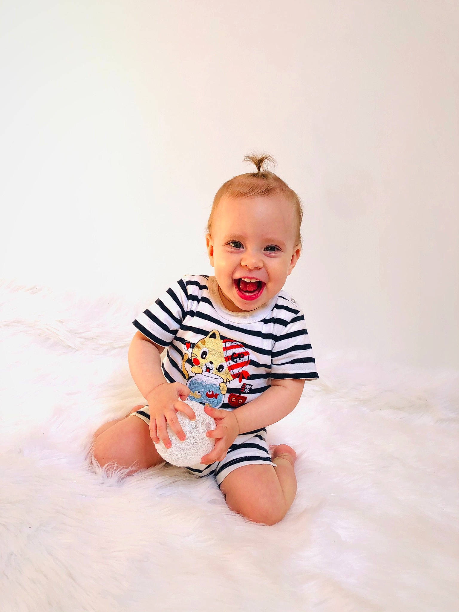 Thea participe au concours pour gagner de l'argent avec cette photo : arm, baby, baby_toddler_clothing, cheek, child, clothing, flash_photography, happy, head, knee, leg, pattern, person, shorts, sitting, skin, sleeve, smile, t_shirt, toddler