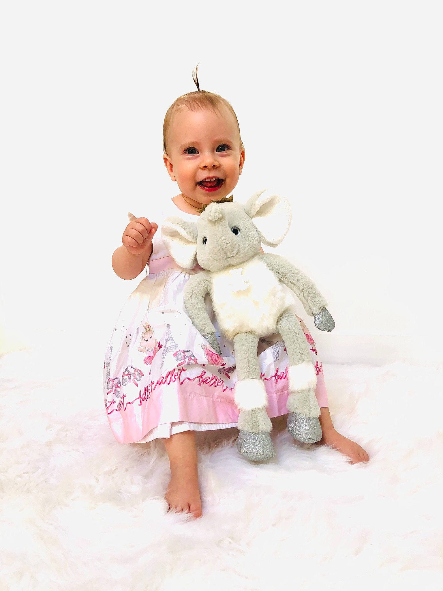 Thea a rejoint le concours — aidez-le/la à gagner de superbes lots ! baby, baby_toddler_clothing, barefoot, child, doll, dress, foot, fun, fur, gesture, happy, head, joy, people_in_nature, person, pink, sitting, sleeve, smile, teddy_bear