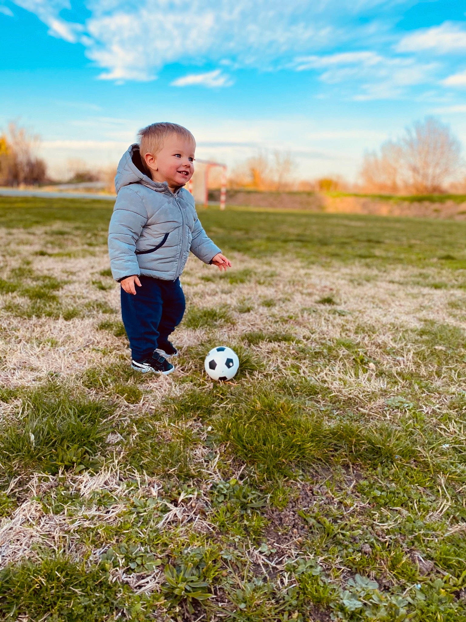 Kilian participe au concours pour gagner de l'argent avec cette photo : ball, cloud, flash_photography, football, grass, grass_family, grassland, happy, joy, landscape, natural_environment, people_in_nature, person, plant, playing_sports, playing_with_kids, sky, soccer, soccer_ball, sports_equipment