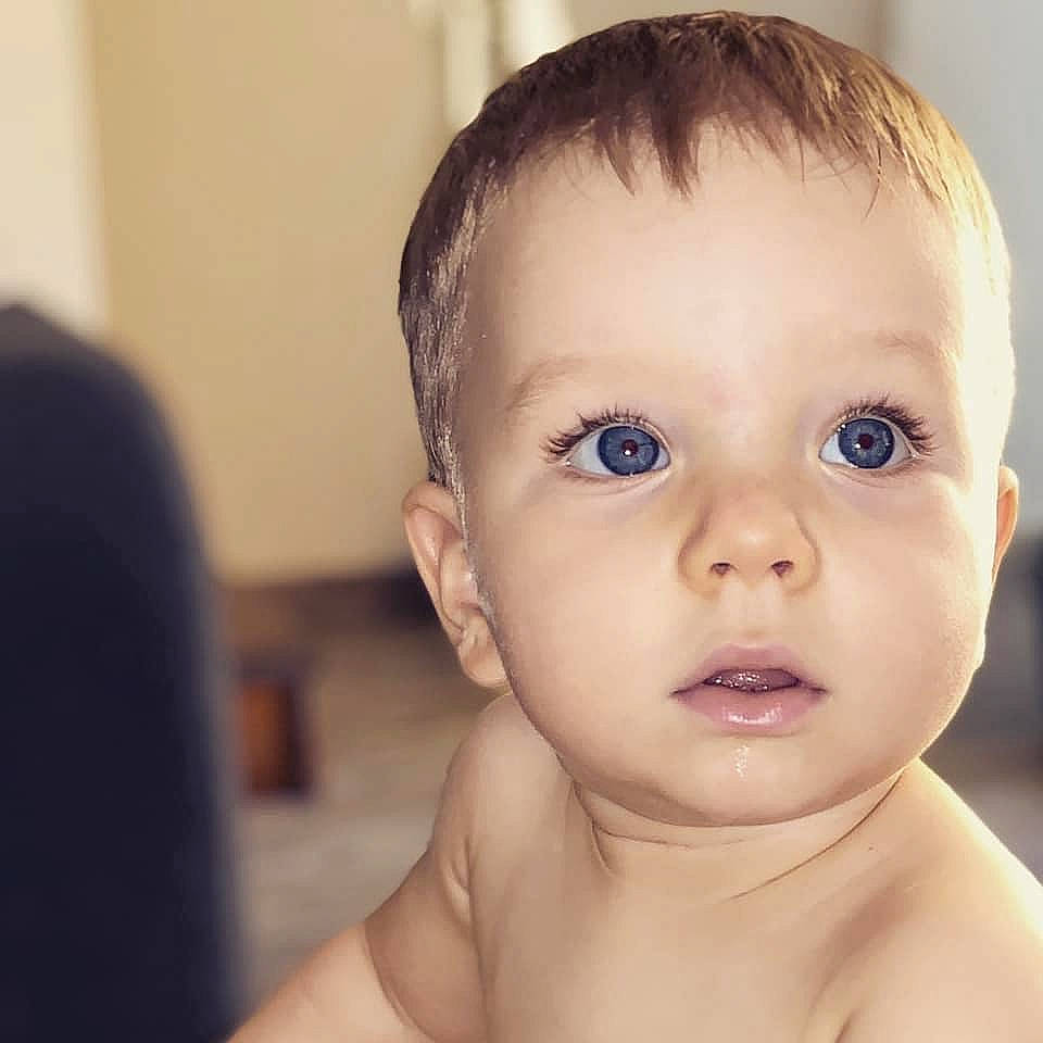 Kilian participe au concours pour gagner de l'argent avec cette photo : arm, cheek, ear, eyebrow, eyelash, flash_photography, forehead, gesture, hairstyle, hand, happy, human_body, iris, jaw, lip, mouth, neck, nose, person, shoulder