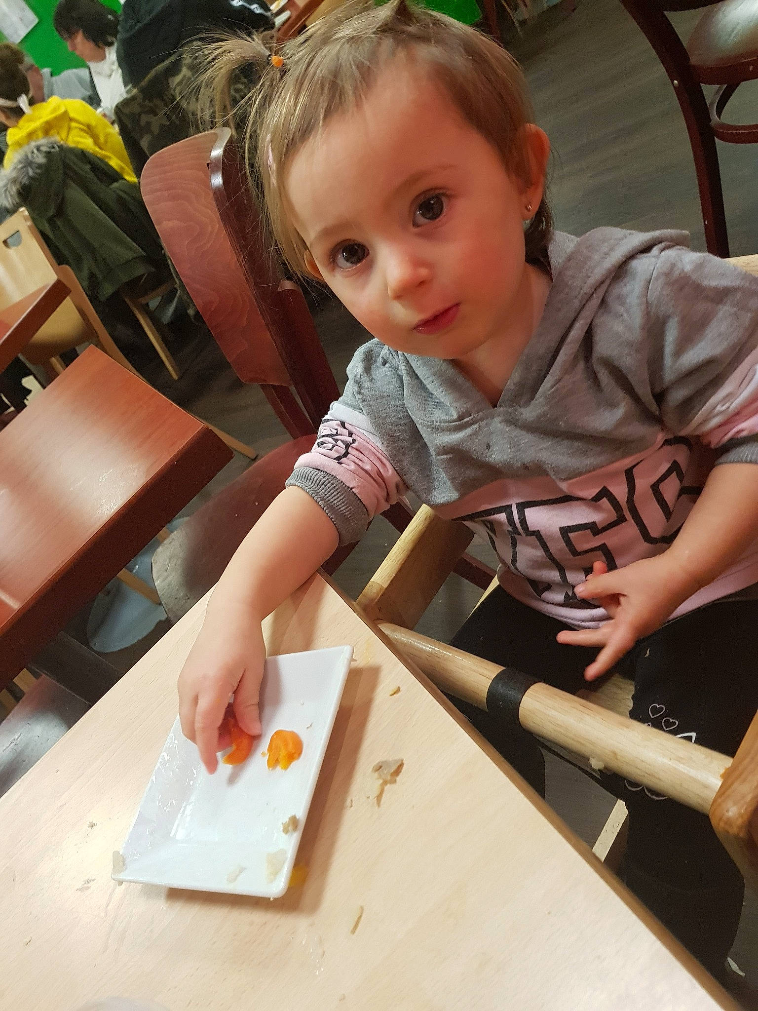 Loana a rejoint le concours — aidez-le/la à gagner de superbes lots ! child, fun, girl, infant, person, play, table, toddler