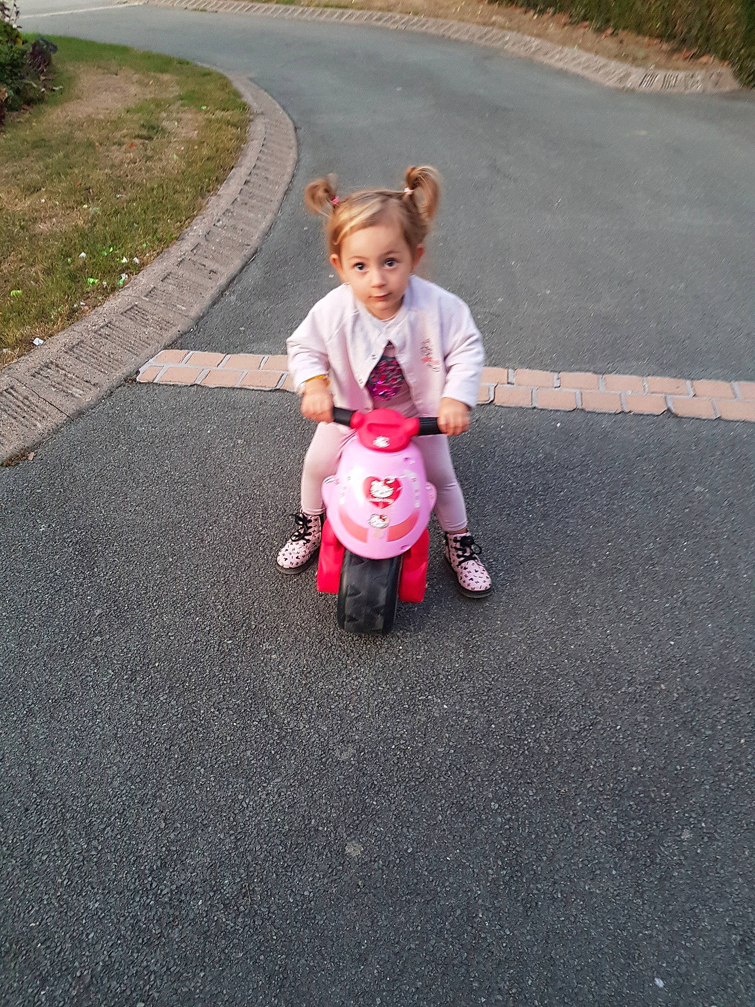 Loana a rejoint le concours — aidez-le/la à gagner de superbes lots ! asphalt, child, driveway, fun, person, plant, play, road, road_surface, sidewalk, smile, toddler, vacation, vehicle