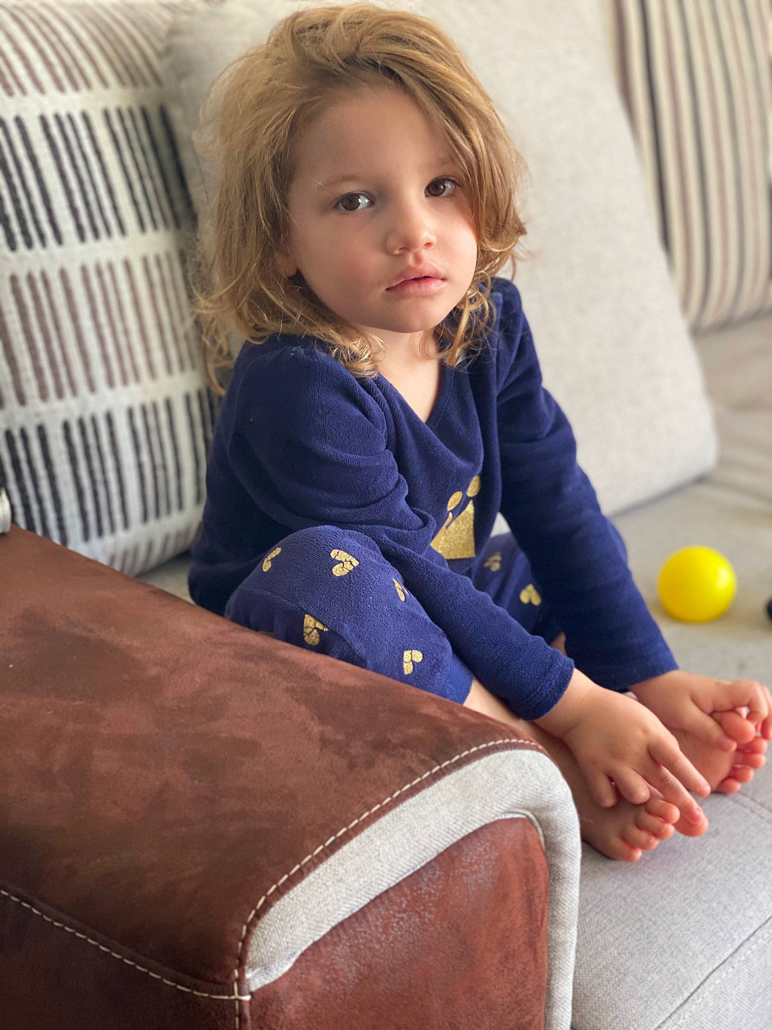Salomé participe au concours pour gagner de l'argent avec cette photo : baby_toddler_clothing, balloon, blond, comfort, electric_blue, eye, face, flooring, fun, hair, hairstyle, happy, head, human_body, human_leg, neck, person, skin, sleeve, toddler