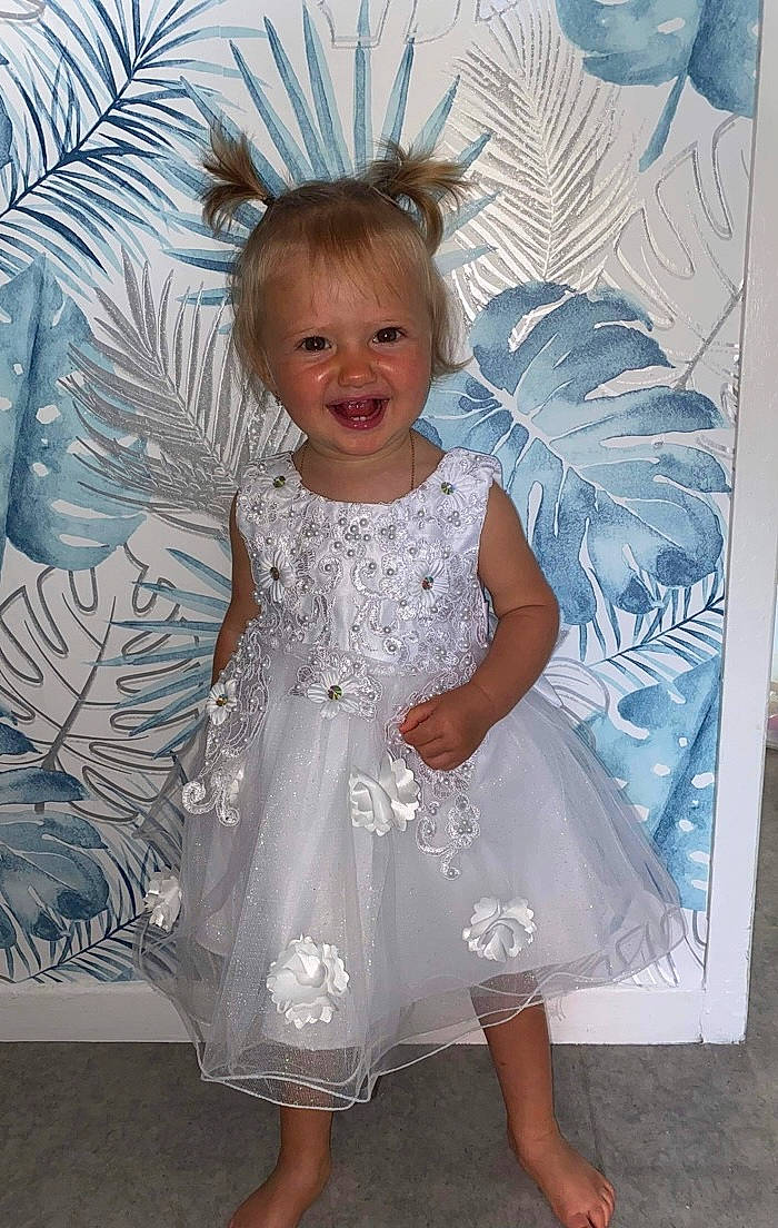 Laïna participe au concours pour gagner de l'argent avec cette photo : baby_toddler_clothing, day_dress, dress, embellishment, eye, facial_expression, fun, hairstyle, happy, iris, joy, one_piece_garment, organ, person, pink, skin, sleeve, smile, standing, textile