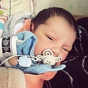 James a rejoint le concours — aidez-le/la à gagner de superbes lots ! baby, newborn, pacifier, blanket, sleeping, infant, wrapped, cozy, soft, closeup, face, child, resting, indoors, warm, cute, person, young, calm, comfort