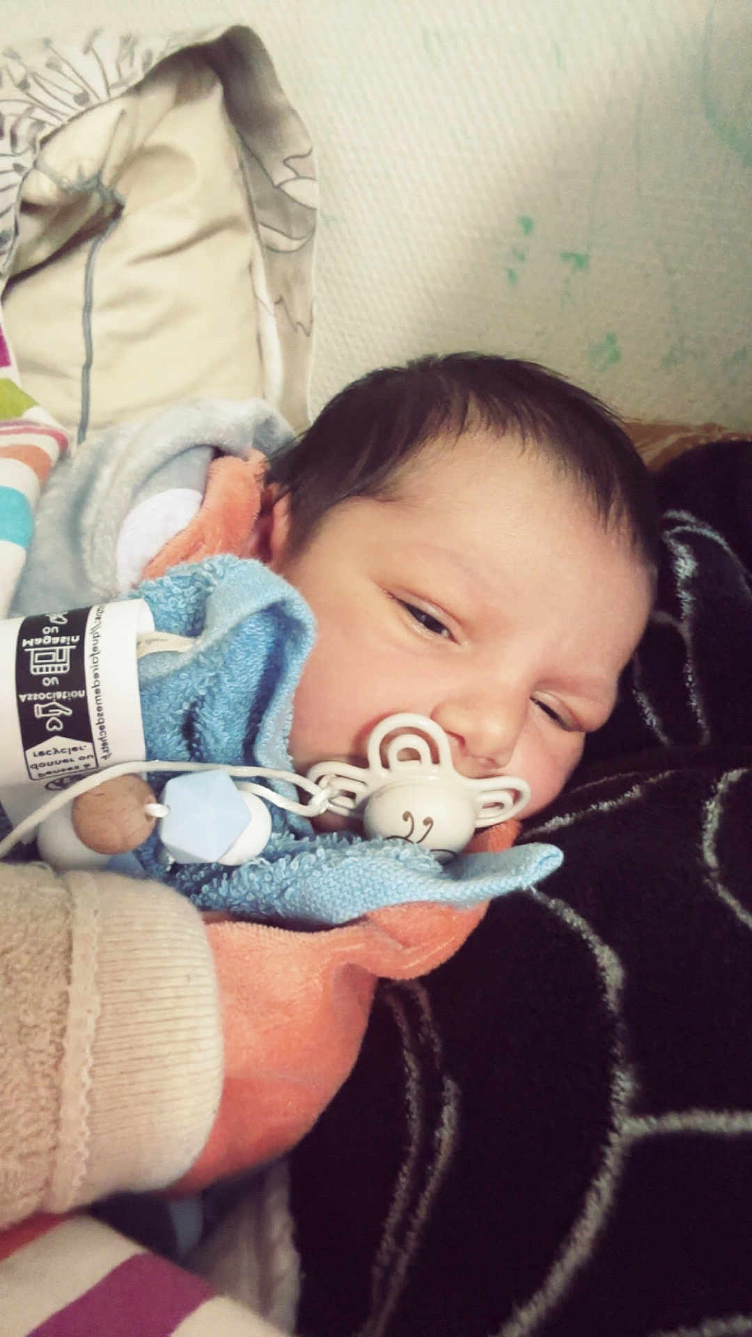 James a rejoint le concours — aidez-le/la à gagner de superbes lots ! baby, newborn, pacifier, blanket, sleeping, infant, wrapped, cozy, soft, closeup, face, child, resting, indoors, warm, cute, person, young, calm, comfort