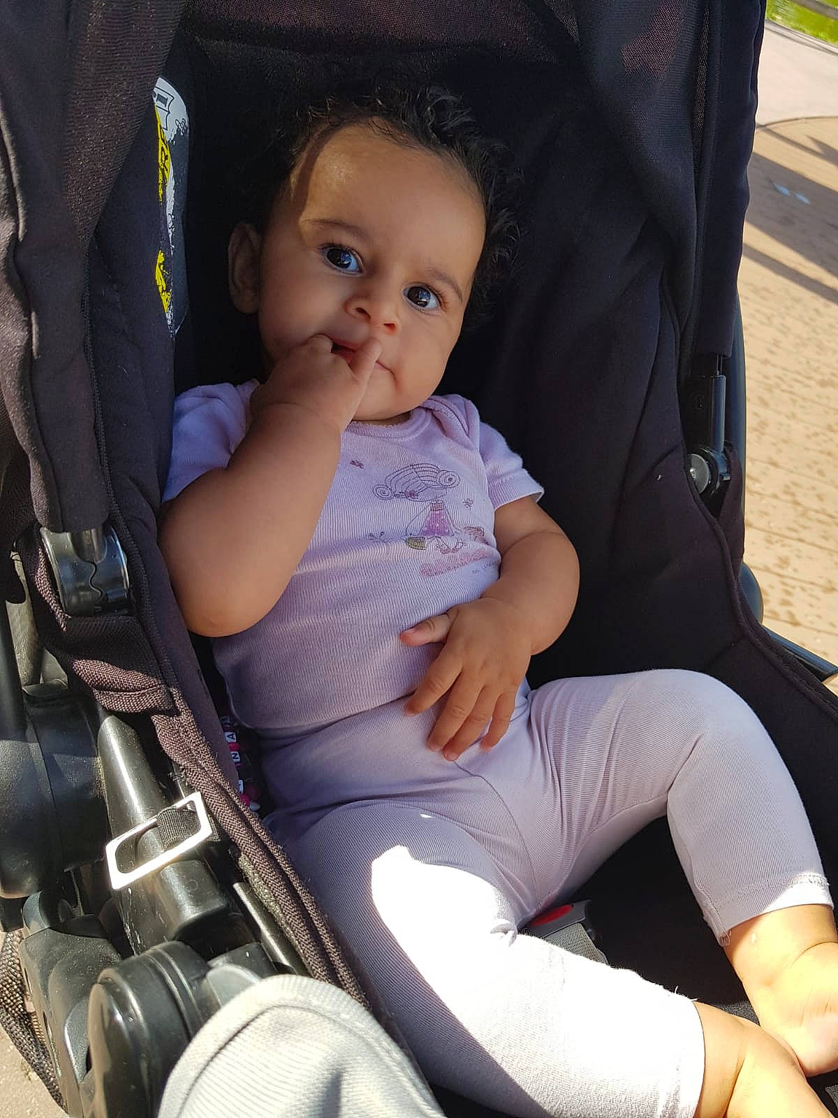 Inaya participe au concours pour gagner de l'argent avec cette photo : baby, baby_carriage, baby_products, baby_safety, baby_toddler_clothing, child, comfort, foot, knee, lap, person, sitting, thigh, toddler