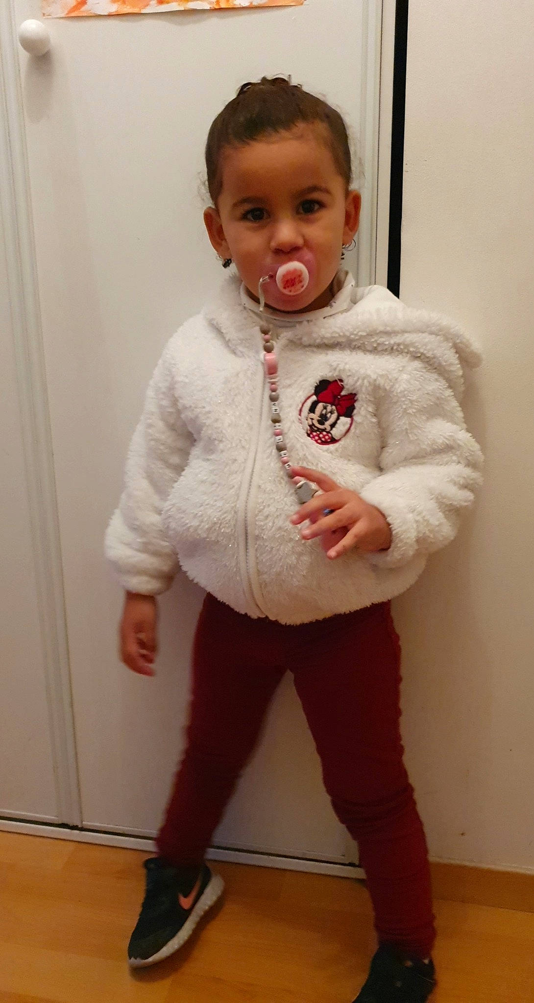 Melina a rejoint le concours — aidez-le/la à gagner de superbes lots ! active_pants, baby, baby_toddler_clothing, joint, long_sleeved_t_shirt, person, shoulder, sleeve, standing, toddler, wood_flooring