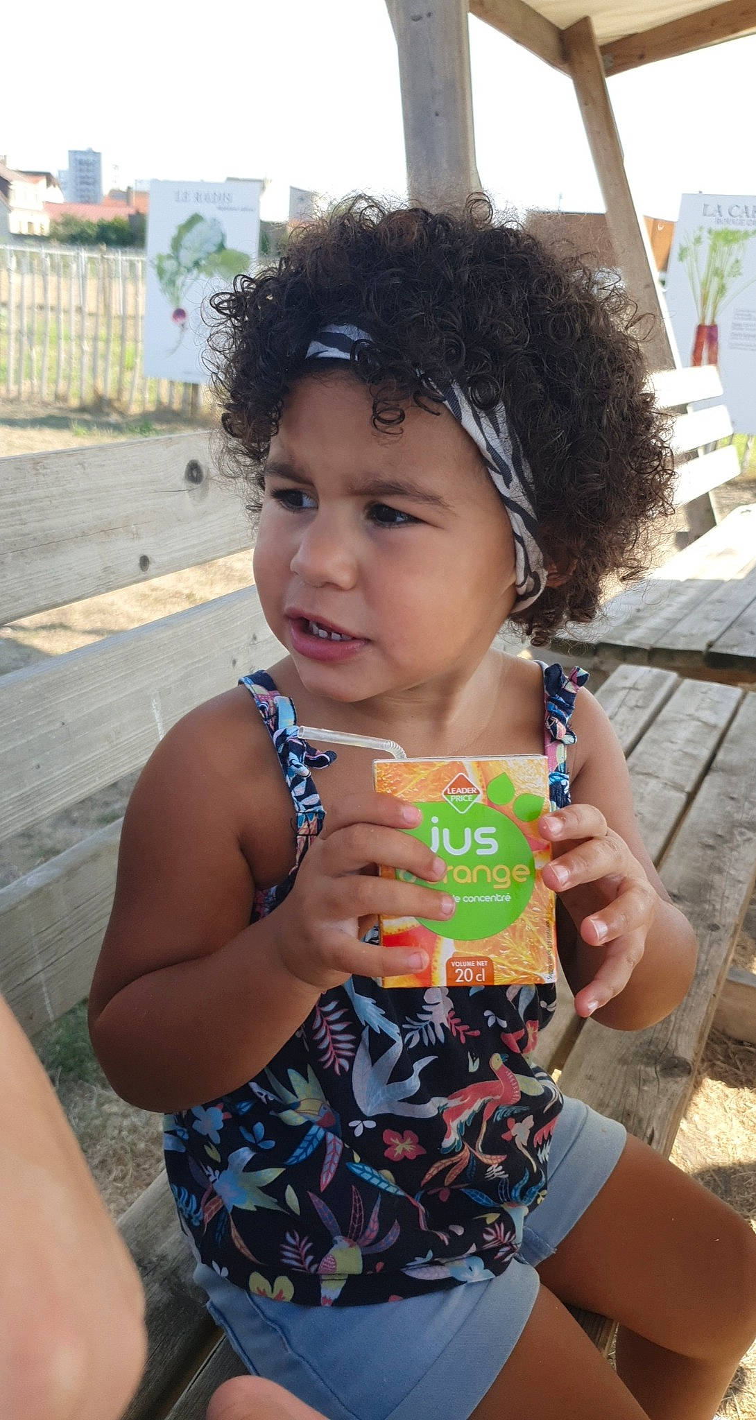 Melina participe au concours pour gagner de l'argent avec cette photo : active_tank, baby, baby_toddler_clothing, bracelet, child, finger, nail, nose, person, skin, sleeveless_shirt, summer, toddler