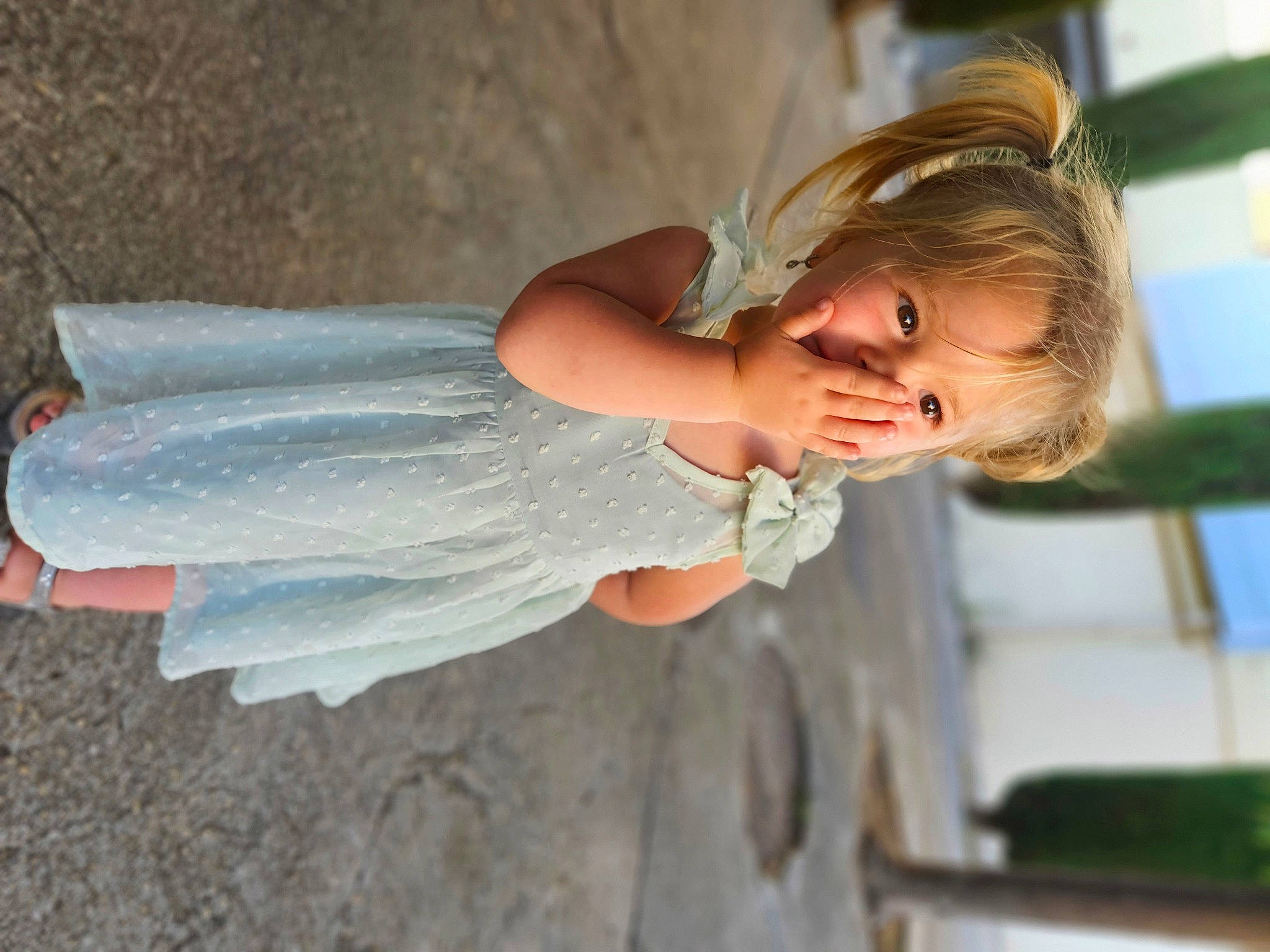 Laly participe au concours pour gagner de l'argent avec cette photo : blond, bridal_accessory, bridal_clothing, bridal_party_dress, child, day_dress, dress, event, fashion_accessory, flash_photography, fun, gesture, gown, happy, long_hair, person, shoulder, smile, toddler, wedding