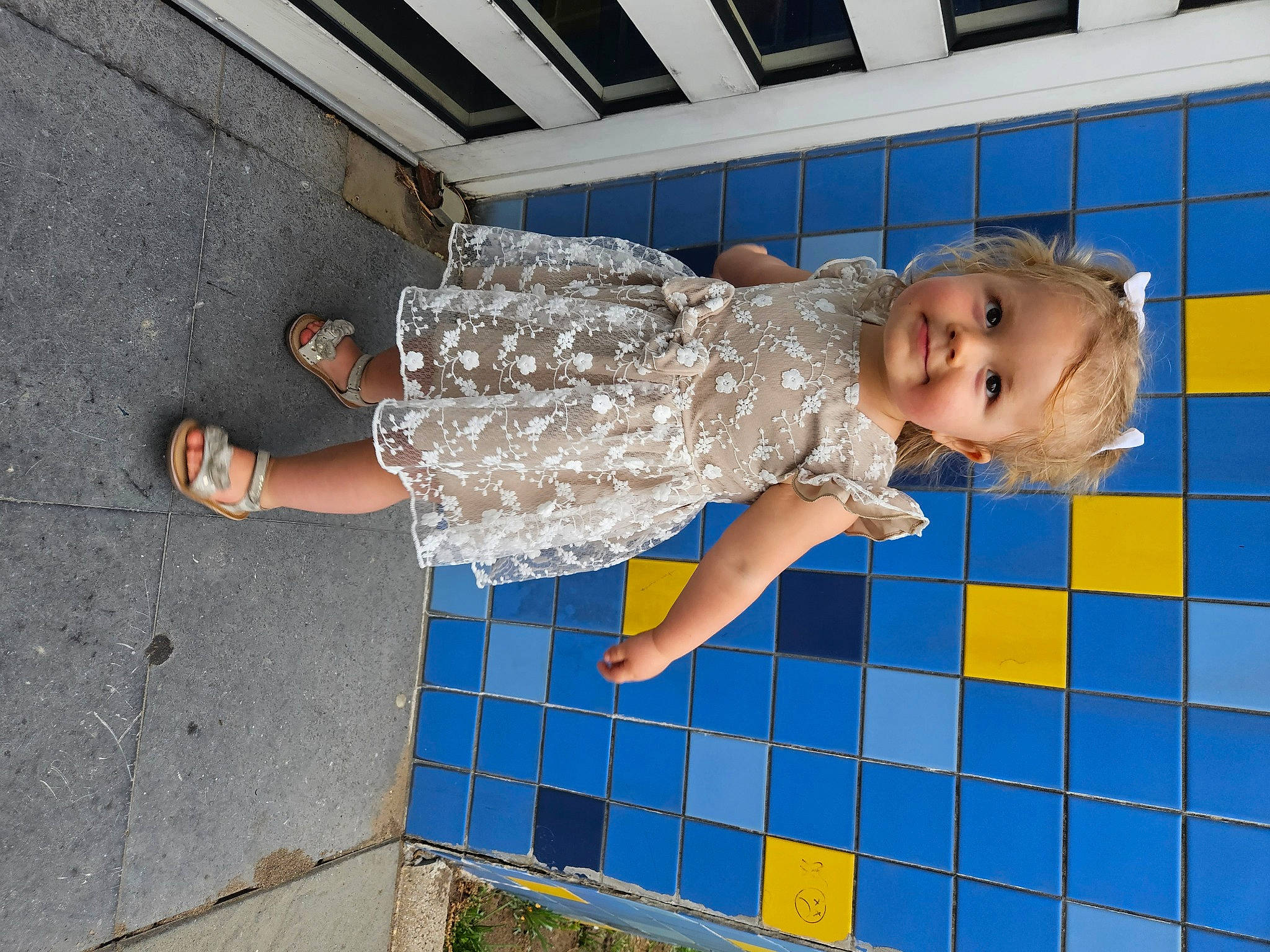 Laly participe au concours pour gagner de l'argent avec cette photo : baby_toddler_clothing, blue, child, electric_blue, flooring, foot, fun, happy, human_leg, joy, leisure, pattern, person, play, sandal, smile, thigh, toddler, water, wrist